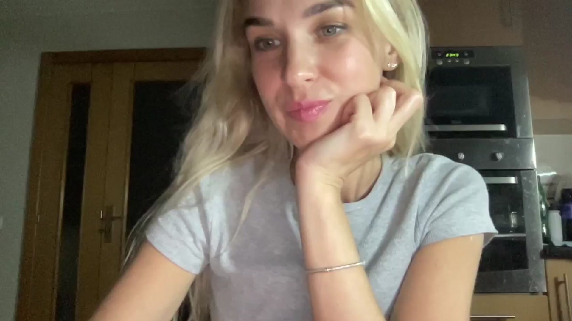 Gallery image thumbnail from Pulyaua's myfreecams stream on, 09/15/2024, 23:12 image 13 of 20