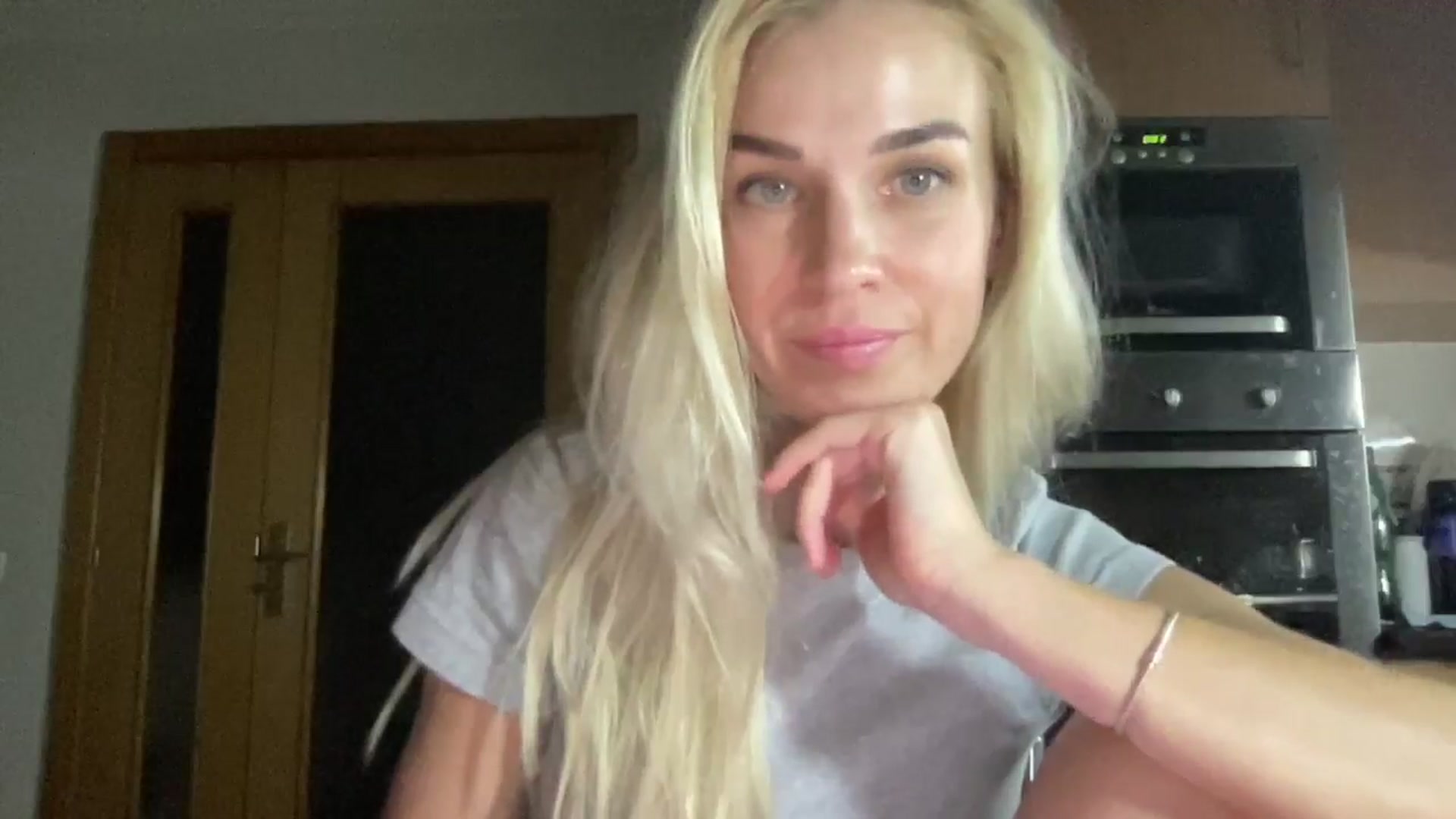 Gallery image thumbnail from Pulyaua's myfreecams stream on, 09/15/2024, 23:12 image 18 of 20