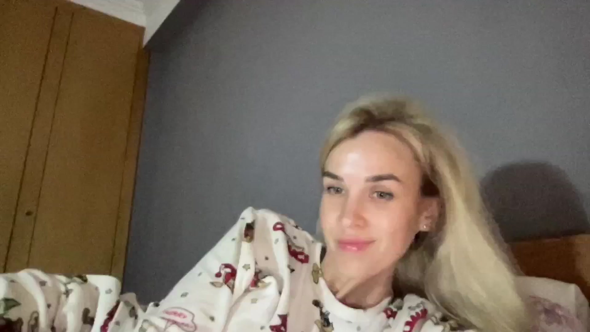 Gallery image thumbnail from Pulyaua's myfreecams stream on, 12/31/2024, 02:13 image 9 of 20