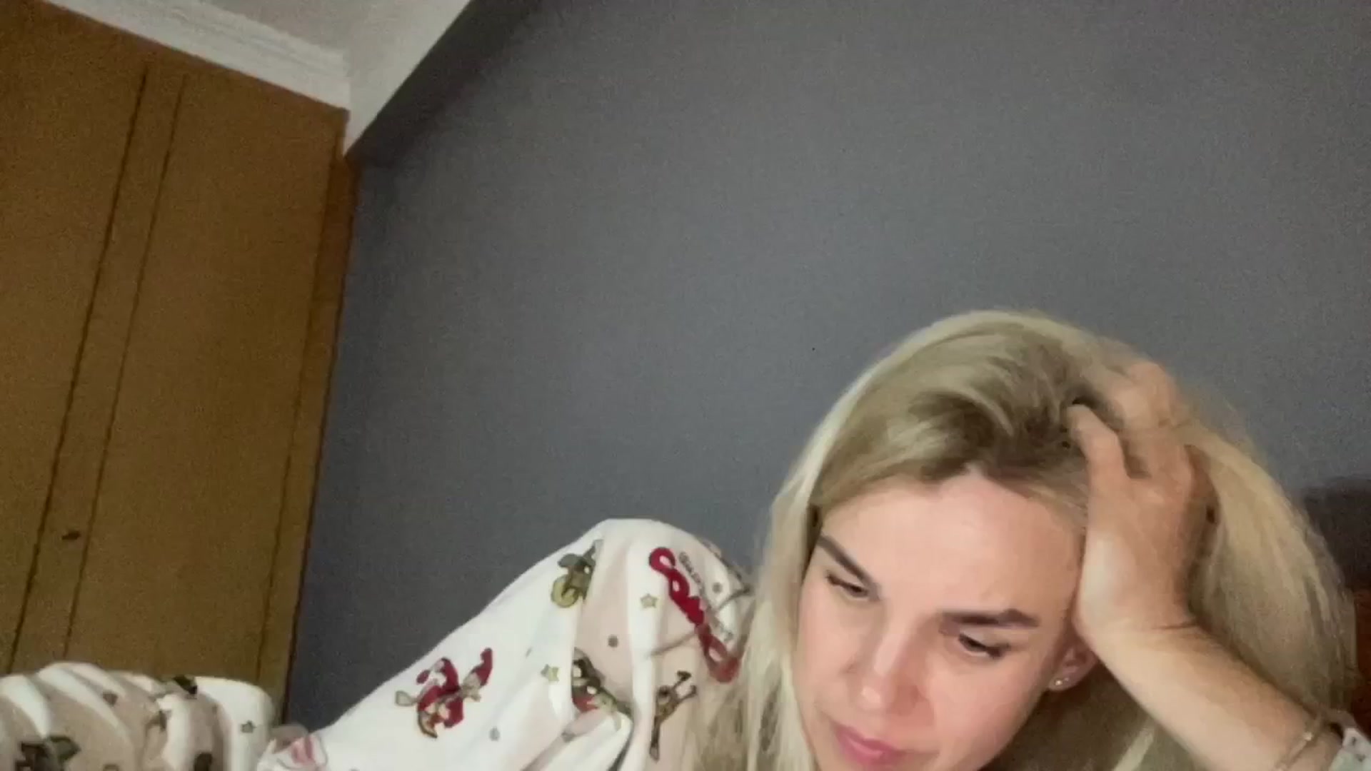 Gallery image thumbnail from Pulyaua's myfreecams stream on, 12/31/2024, 02:13 image 6 of 20