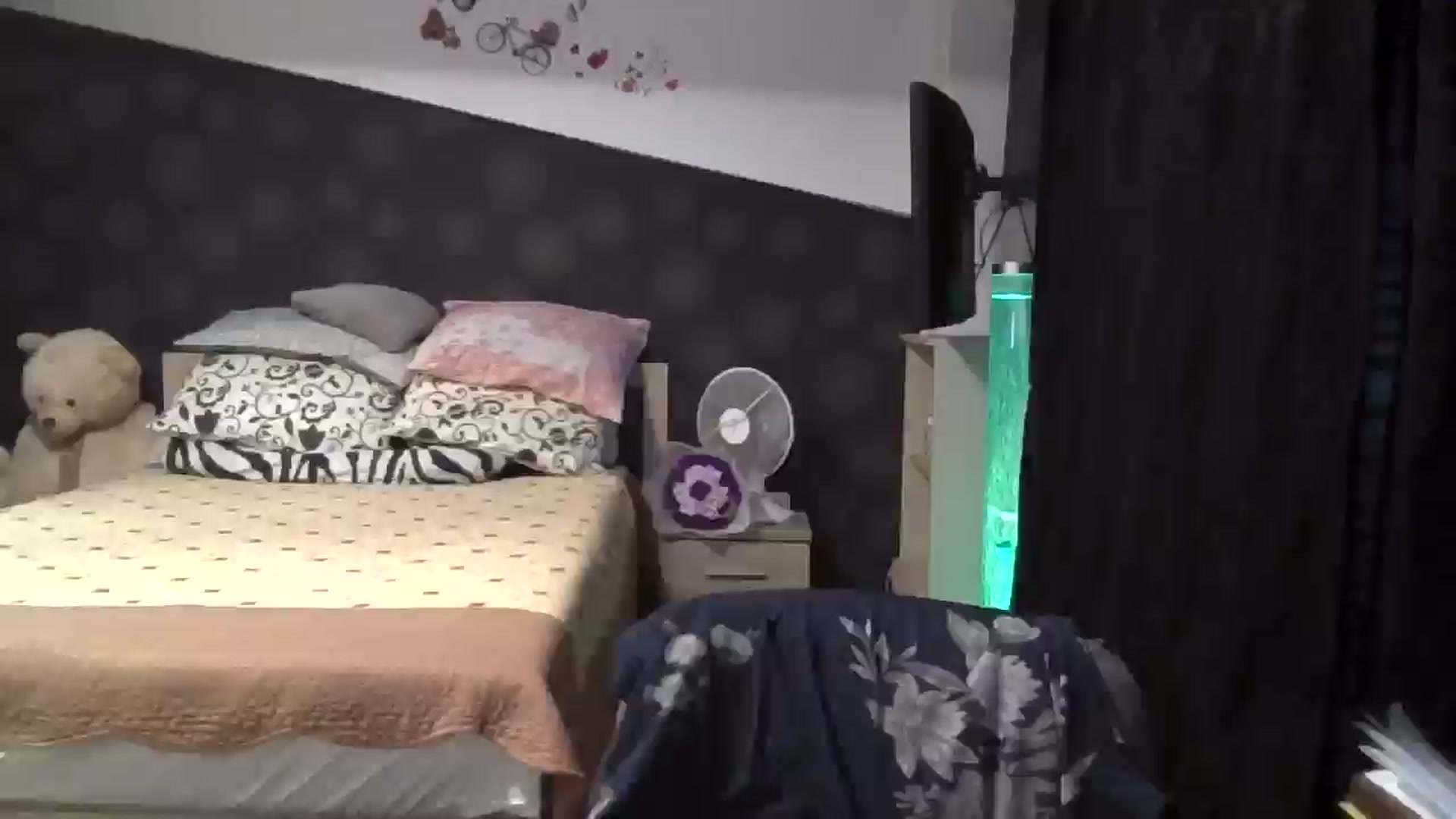 Gallery image thumbnail from PurpleAurora's myfreecams stream on, 12/31/2024, 15:59 image 14 of 20