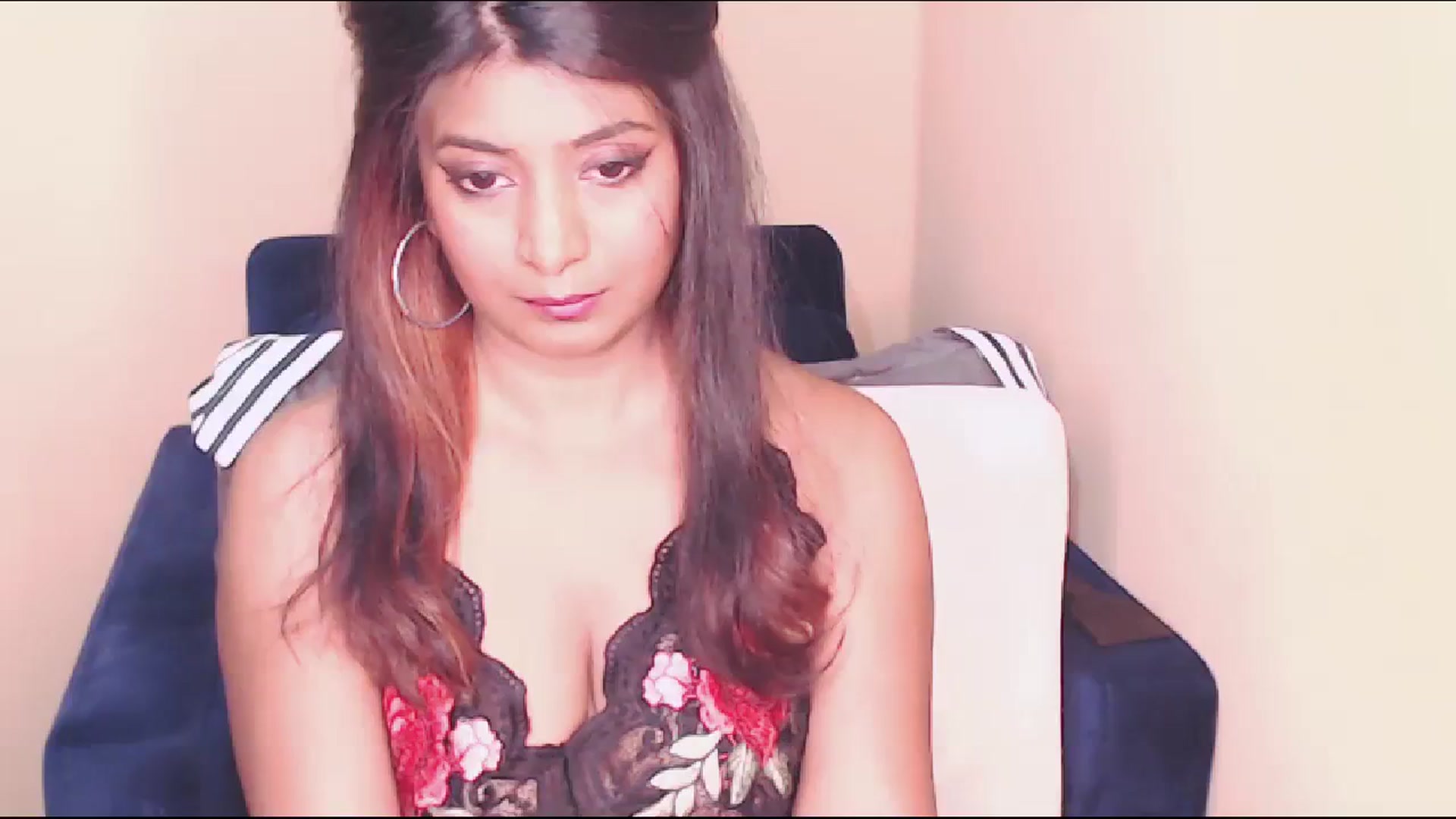 Gallery image thumbnail from QUEEN_BELLA's myfreecams stream on, 12/10/2023, 16:11 image 1 of 20