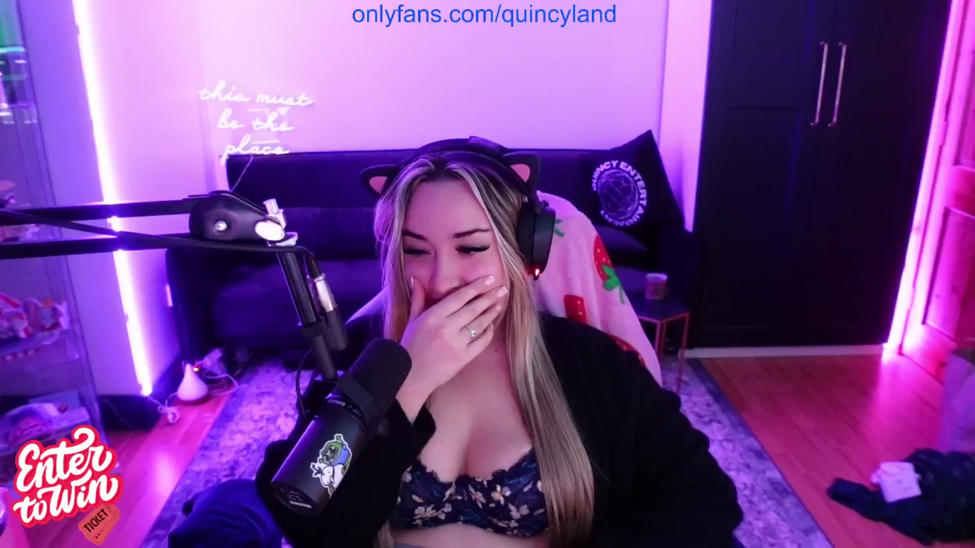 Gallery image thumbnail from QUINCY's myfreecams stream on, 11/15/2024, 01:16 image 4 of 20