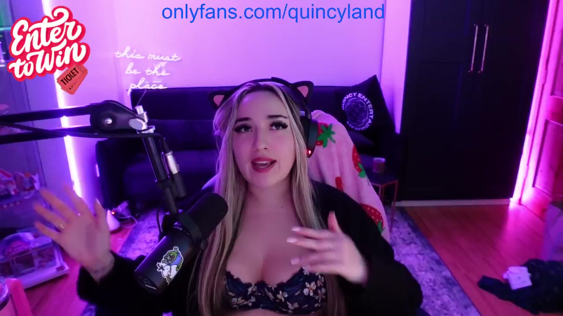 Gallery image thumbnail from QUINCY's myfreecams stream on, 11/15/2024, 01:16 image 5 of 20