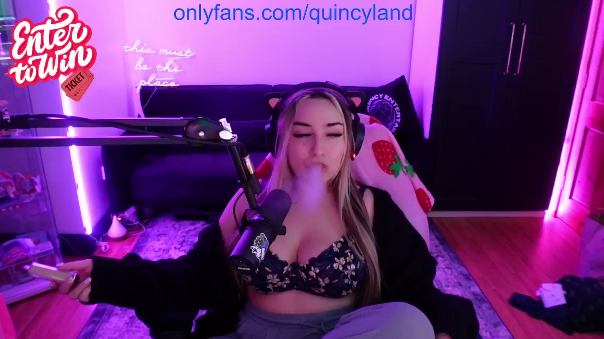 Gallery image thumbnail from QUINCY's myfreecams stream on, 11/15/2024, 01:17 image 15 of 20