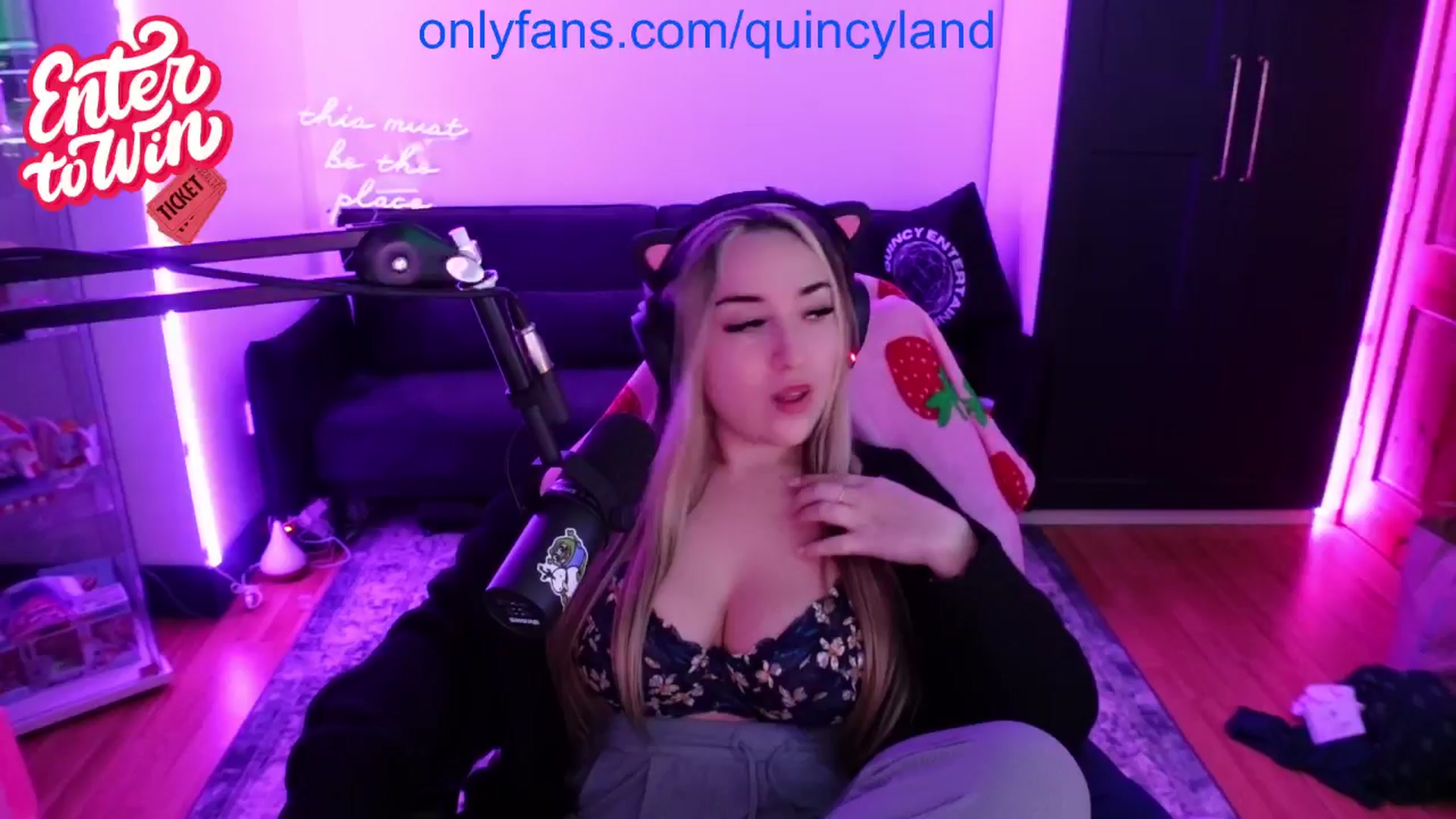 Gallery image thumbnail from QUINCY's myfreecams stream on, 11/15/2024, 01:17 image 13 of 20