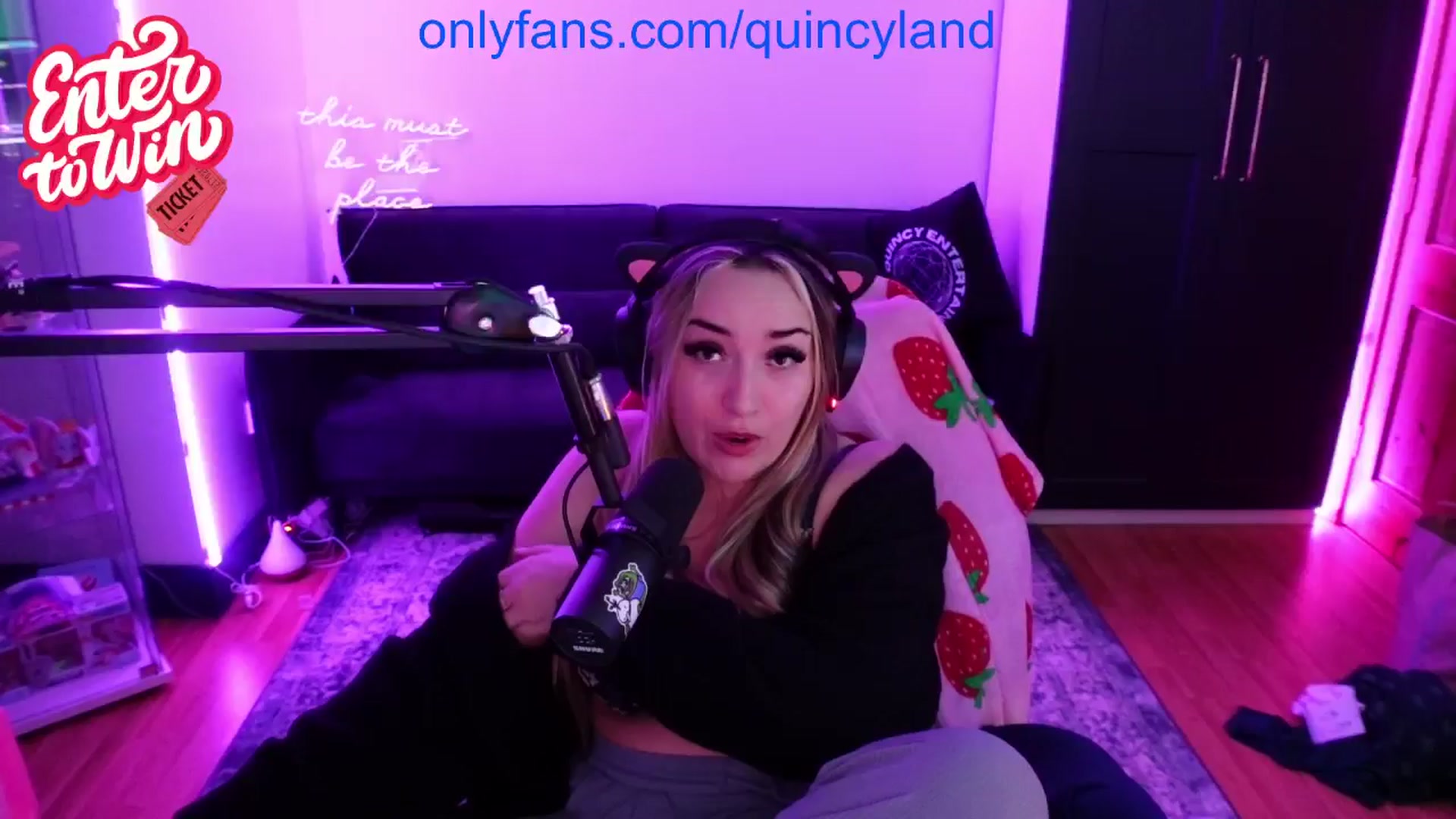 Gallery image thumbnail from QUINCY's myfreecams stream on, 11/15/2024, 01:17 image 17 of 20
