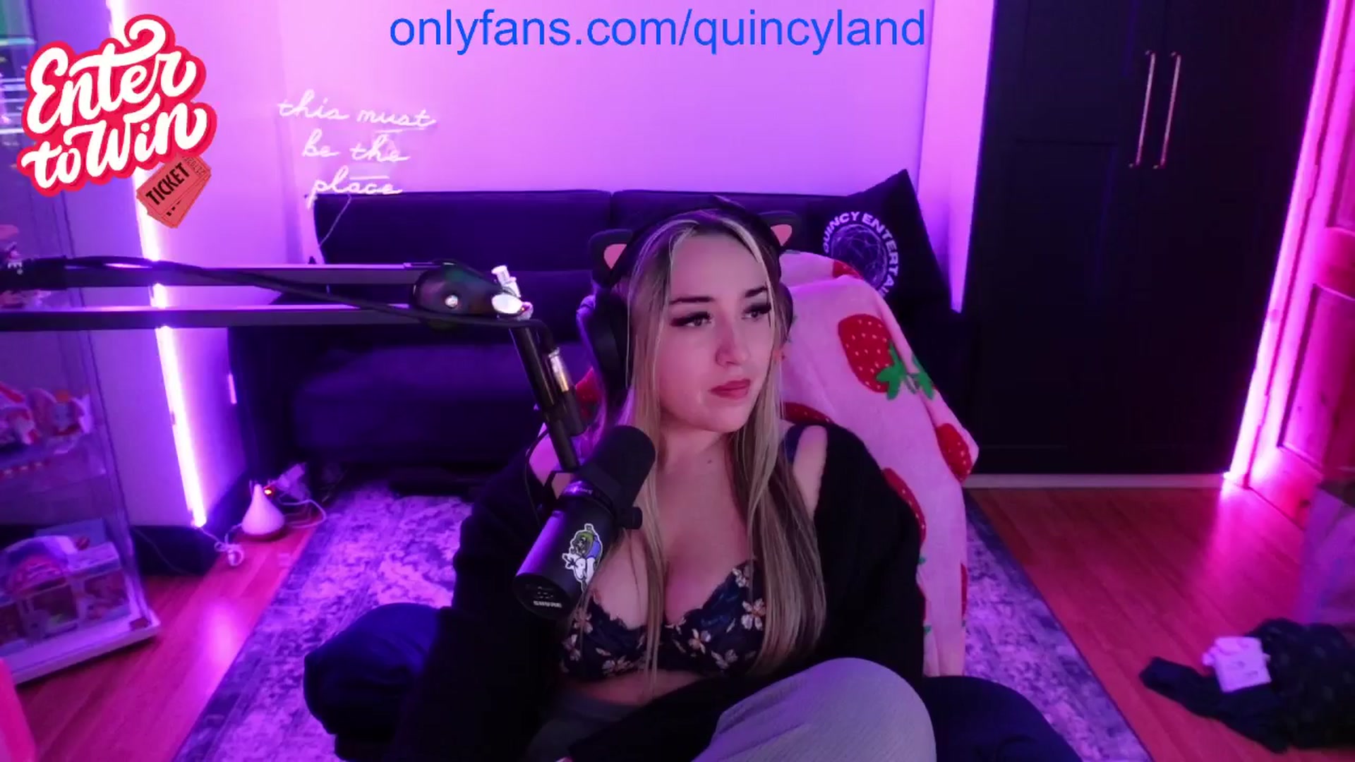 Gallery image thumbnail from QUINCY's myfreecams stream on, 11/15/2024, 01:17 image 19 of 20