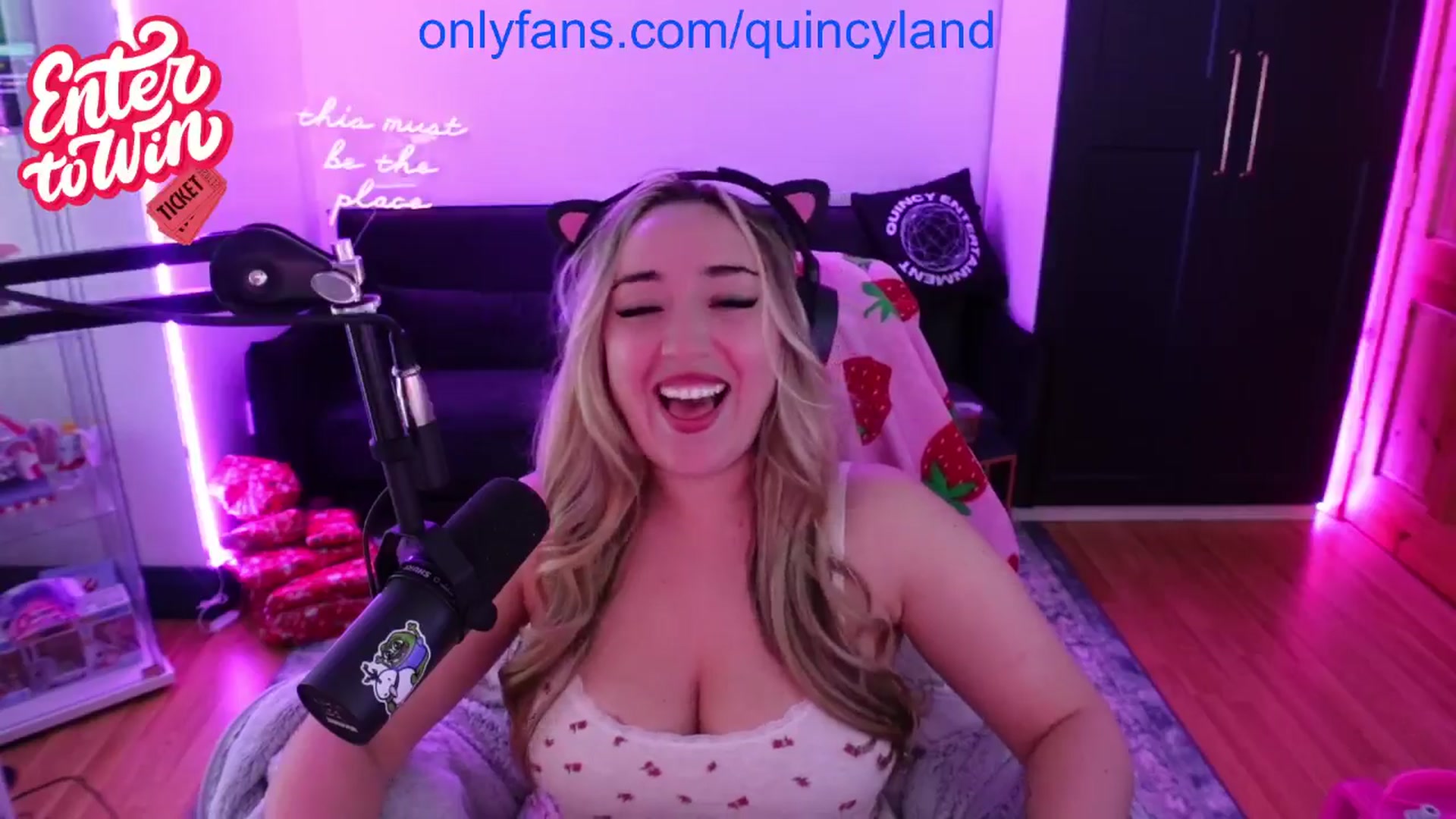 Gallery image thumbnail from QUINCY's myfreecams stream on, 11/29/2024, 20:25 image 12 of 20