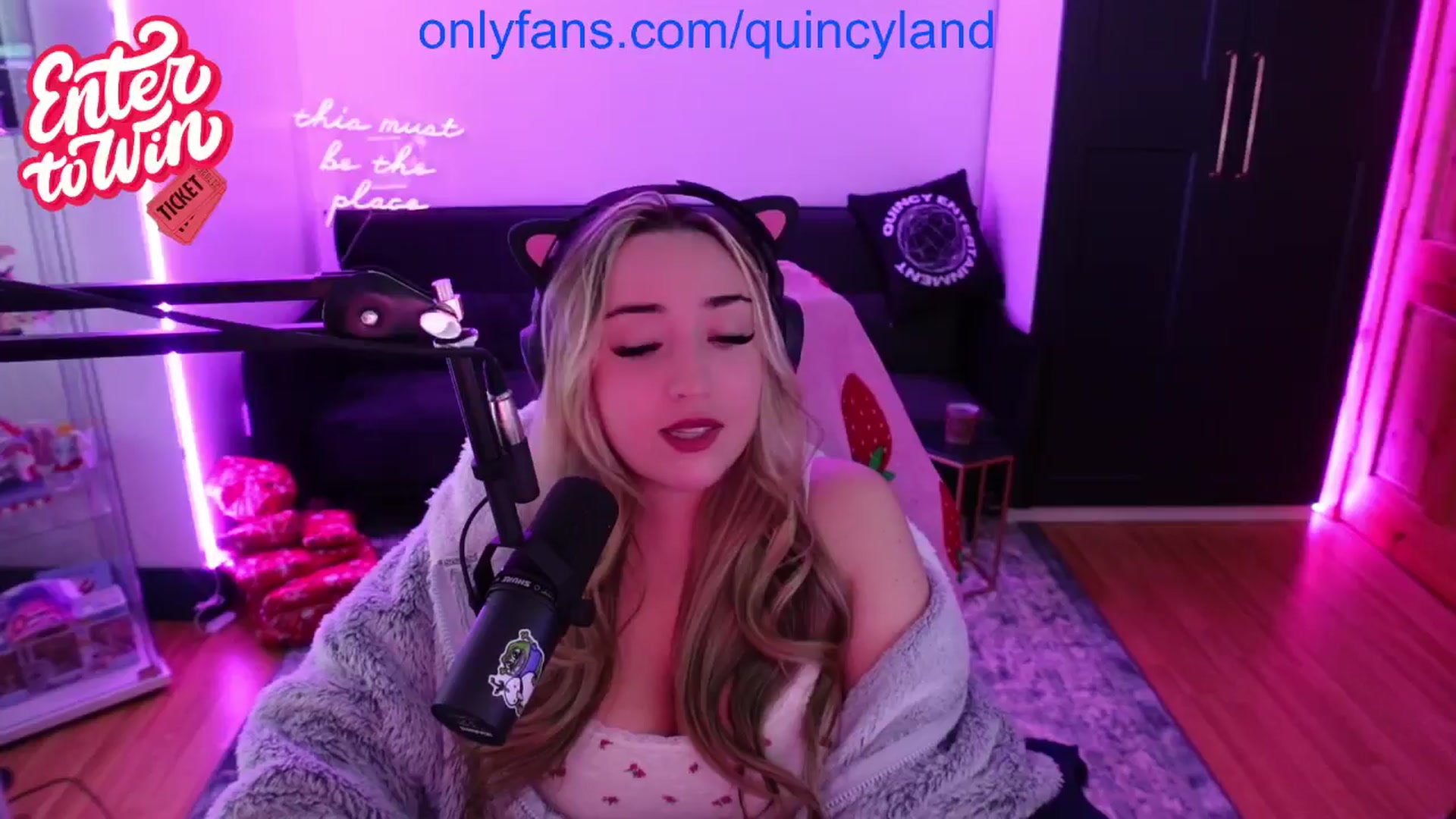 Gallery image thumbnail from QUINCY's myfreecams stream on, 11/29/2024, 20:25 image 5 of 20