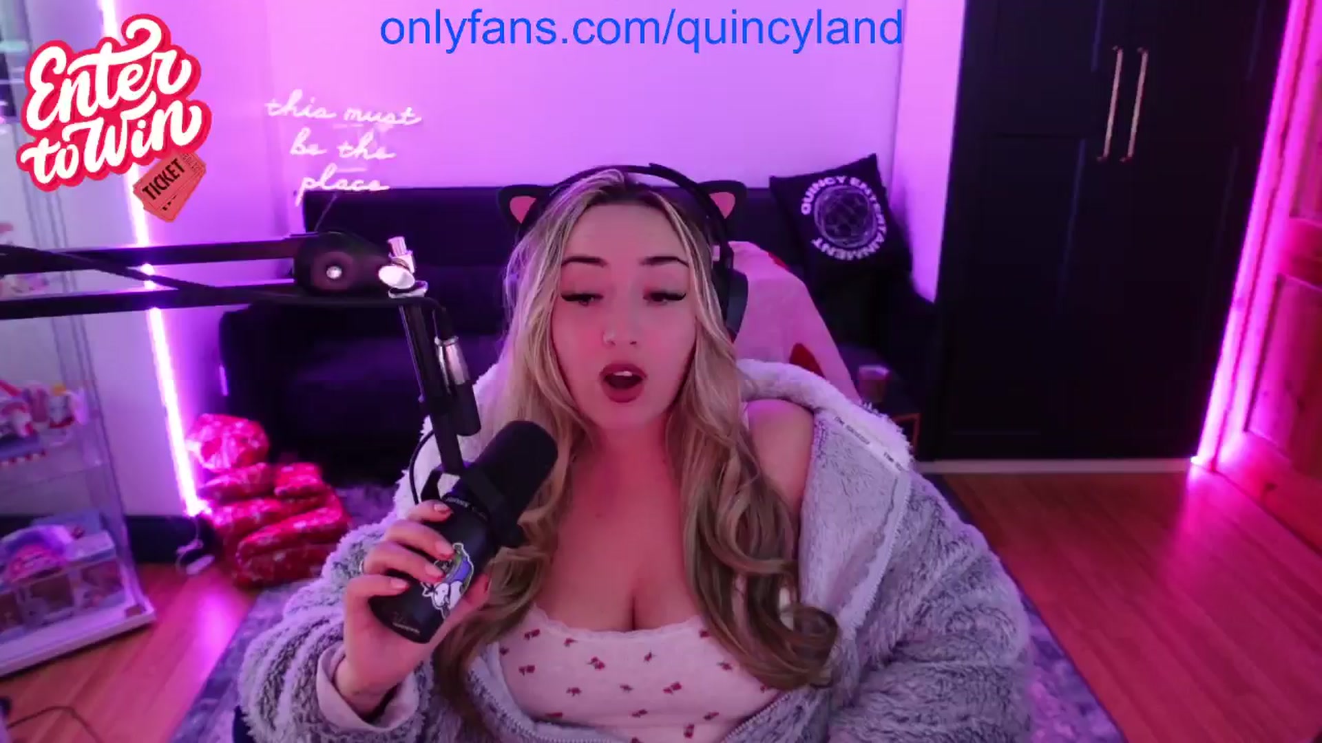 Gallery image thumbnail from QUINCY's myfreecams stream on, 11/29/2024, 20:25 image 4 of 20