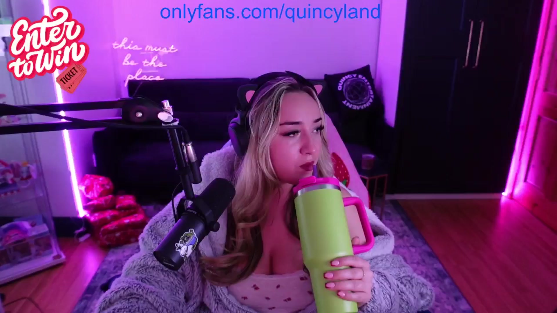 Gallery image thumbnail from QUINCY's myfreecams stream on, 11/29/2024, 20:25 image 8 of 20