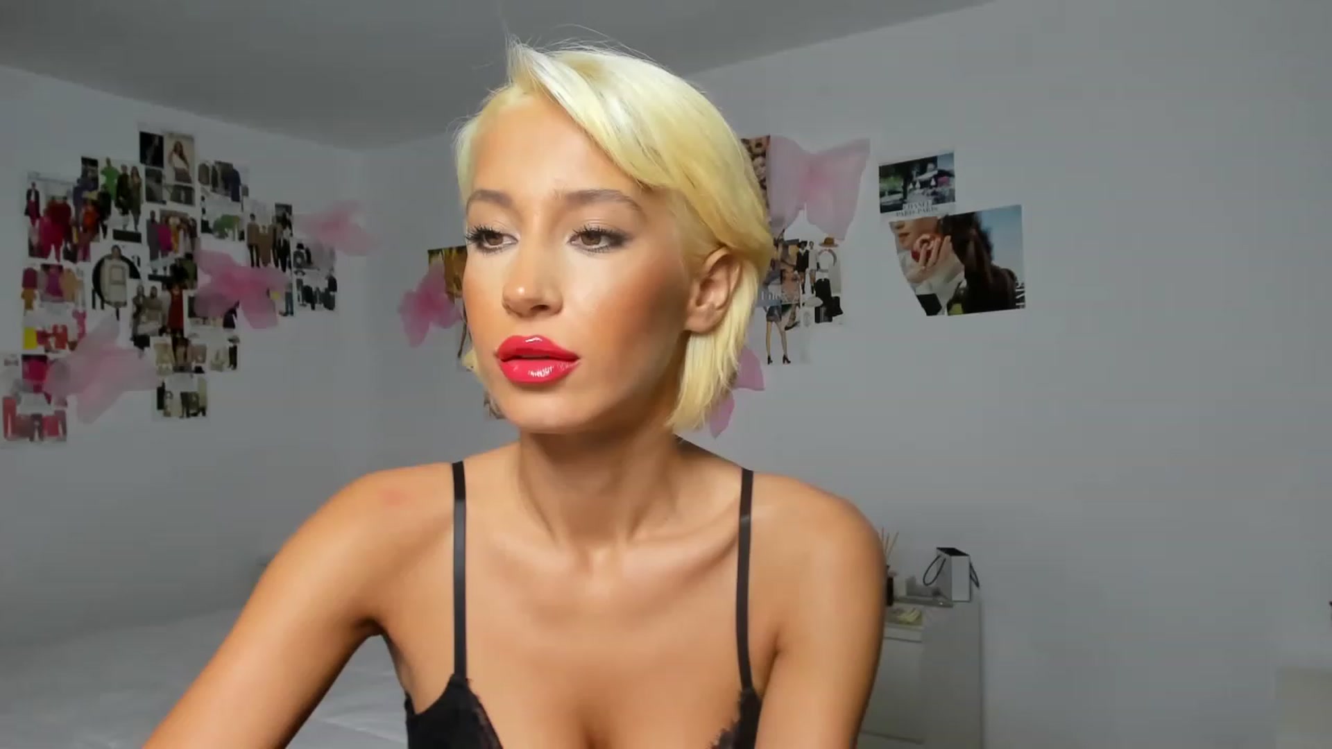 Gallery image thumbnail from Qarinah's myfreecams stream on, 12/19/2022, 24:31 image 15 of 20