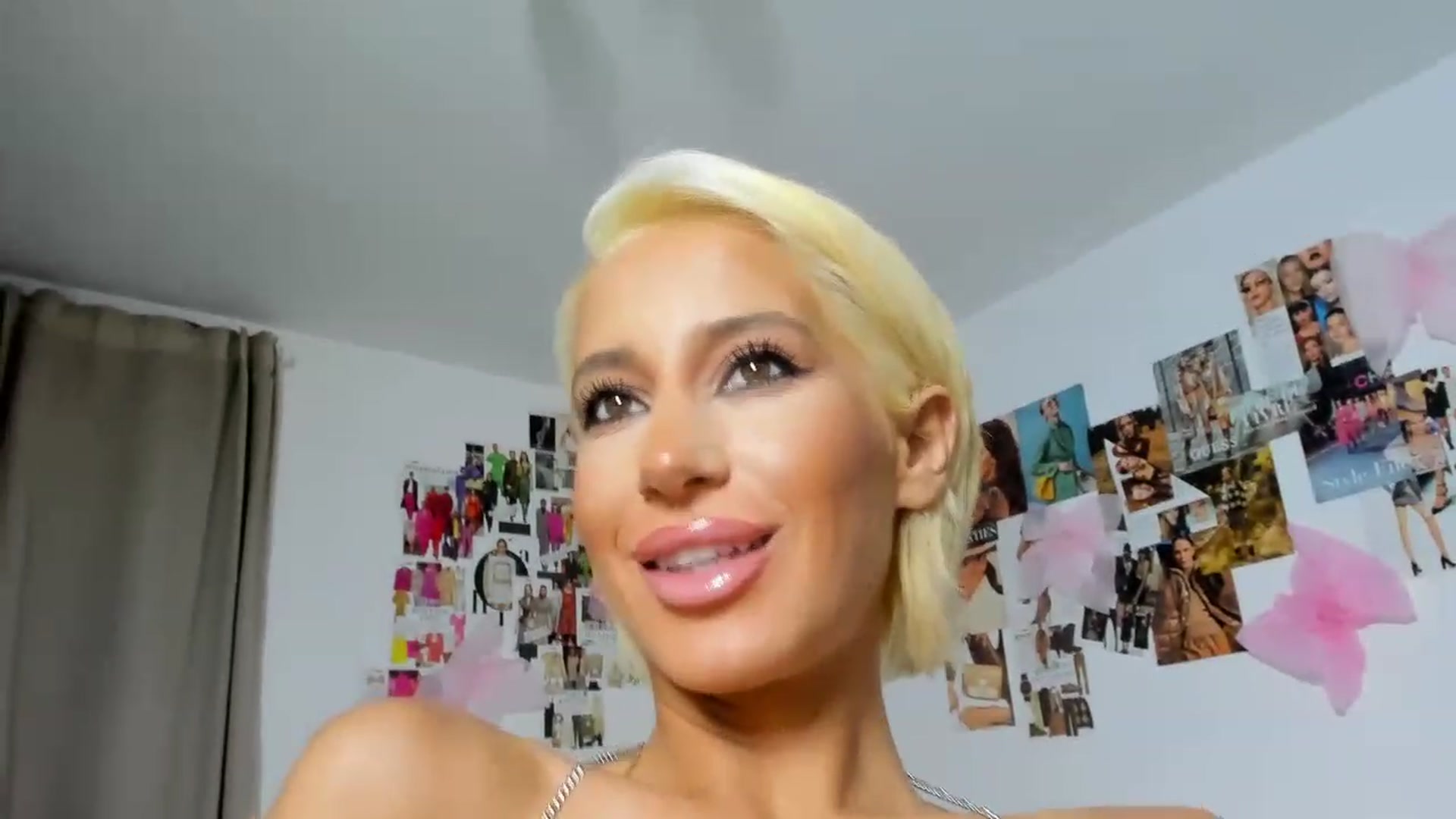 Gallery image thumbnail from Qarinah's myfreecams stream on, 12/19/2022, 20:04 image 18 of 20