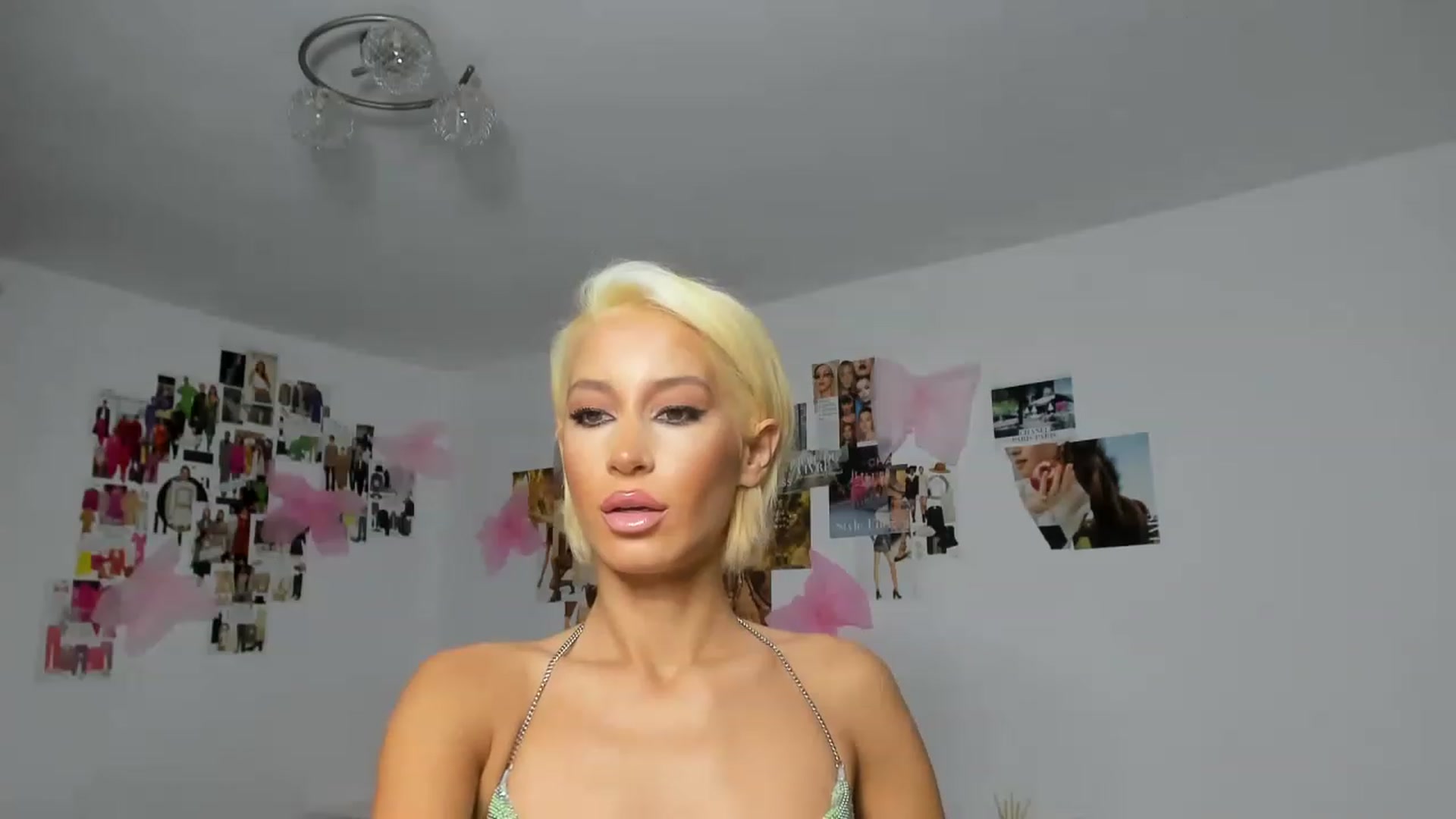 Gallery image thumbnail from Qarinah's myfreecams stream on, 12/19/2022, 20:57 image 6 of 20