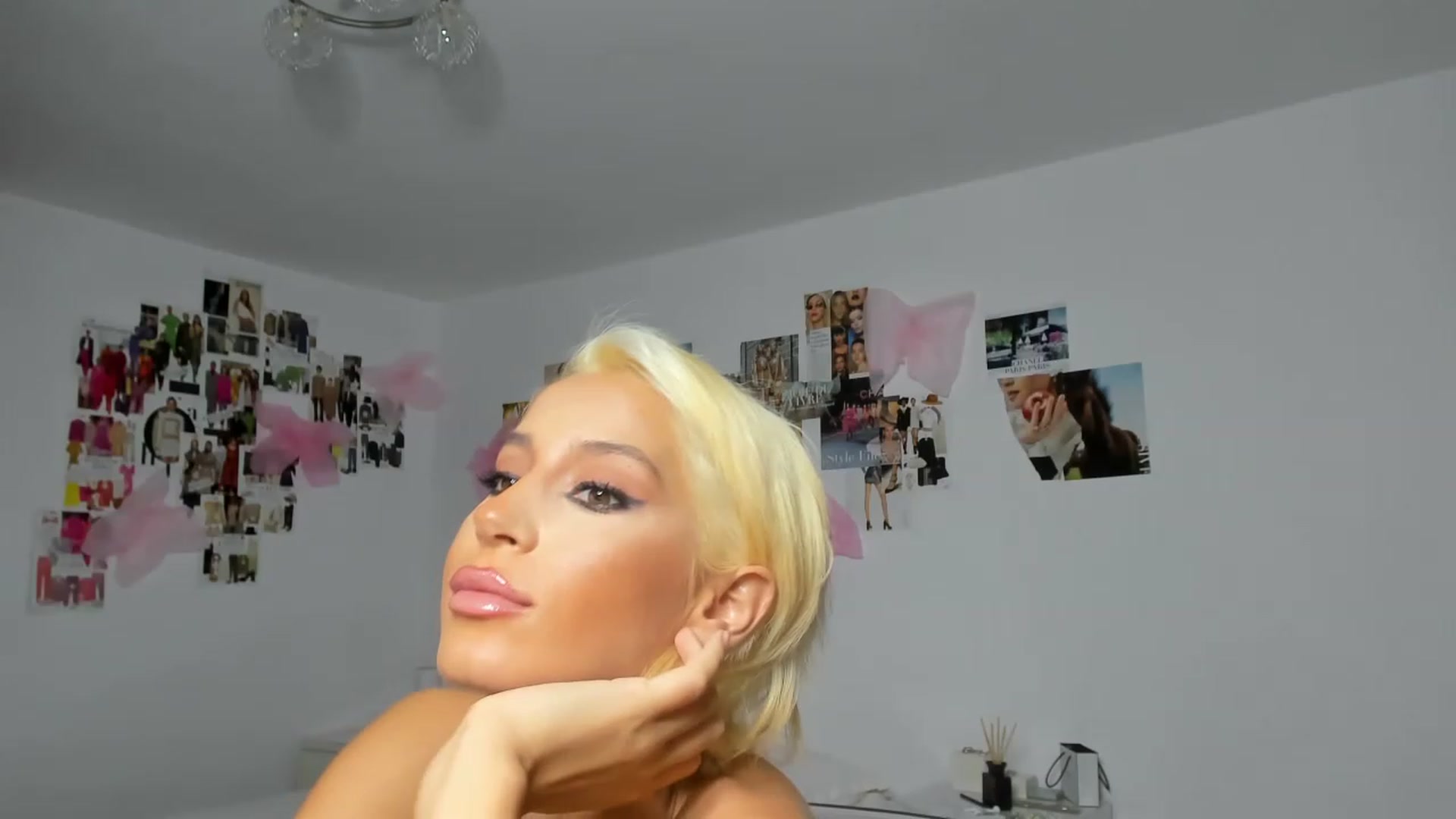 Gallery image thumbnail from Qarinah's myfreecams stream on, 12/19/2022, 20:57 image 7 of 20