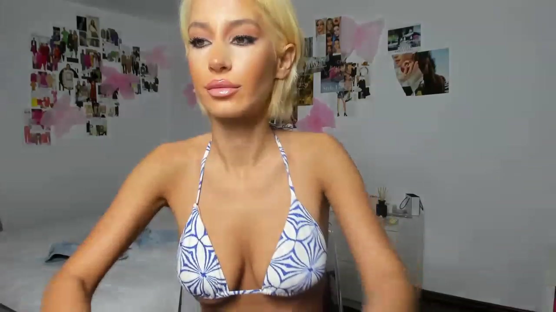Gallery image thumbnail from Qarinah's myfreecams stream on, 12/19/2022, 20:57 image 16 of 20