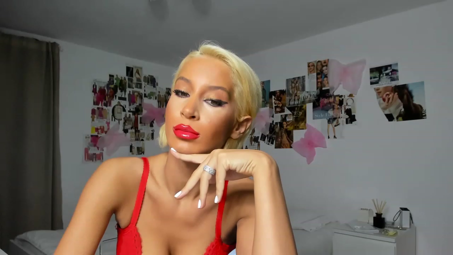 Gallery image thumbnail from Qarinah's myfreecams stream on, 12/24/2022, 20:05 image 3 of 20