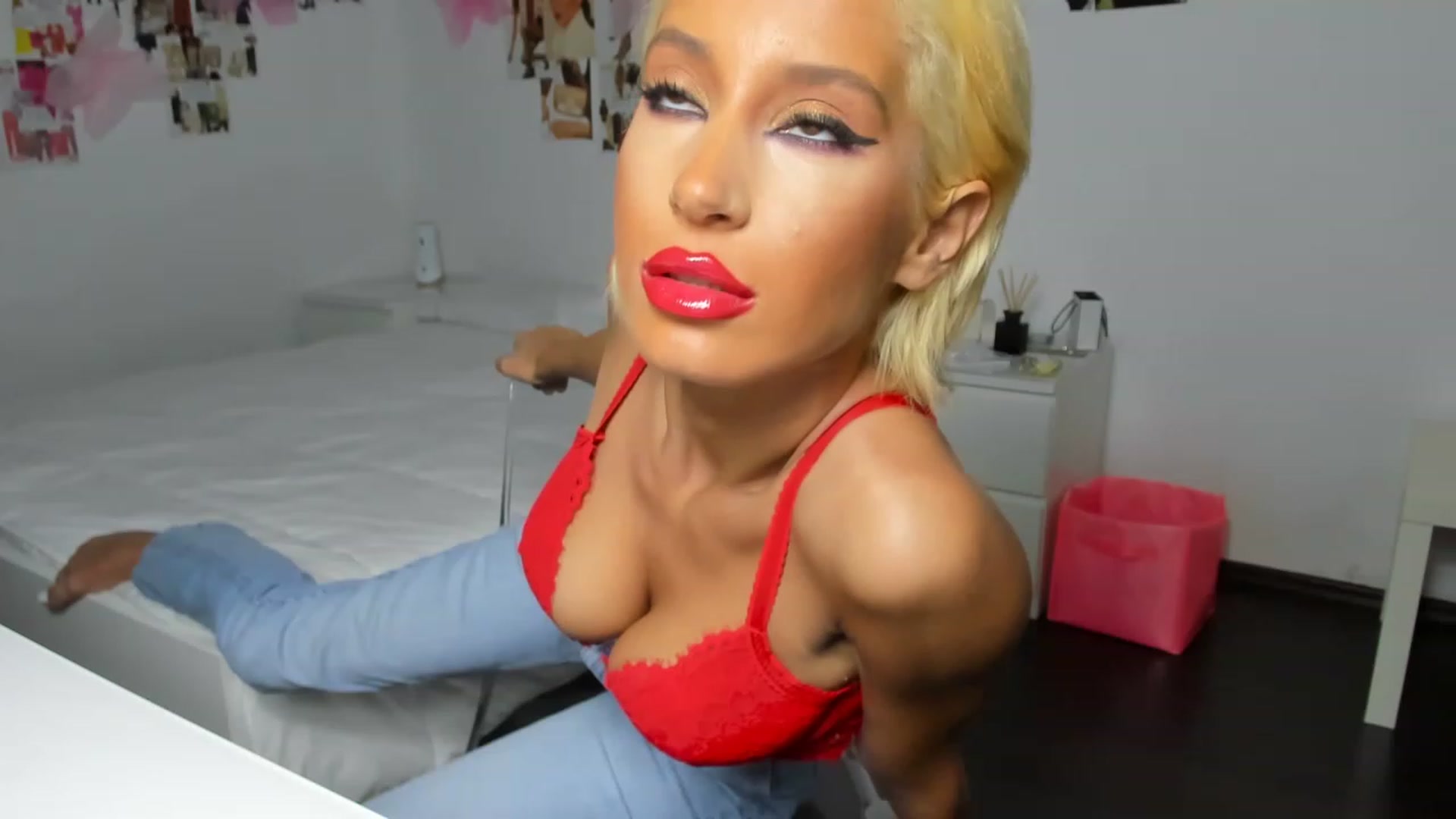 Gallery image thumbnail from Qarinah's myfreecams stream on, 12/24/2022, 20:05 image 20 of 20