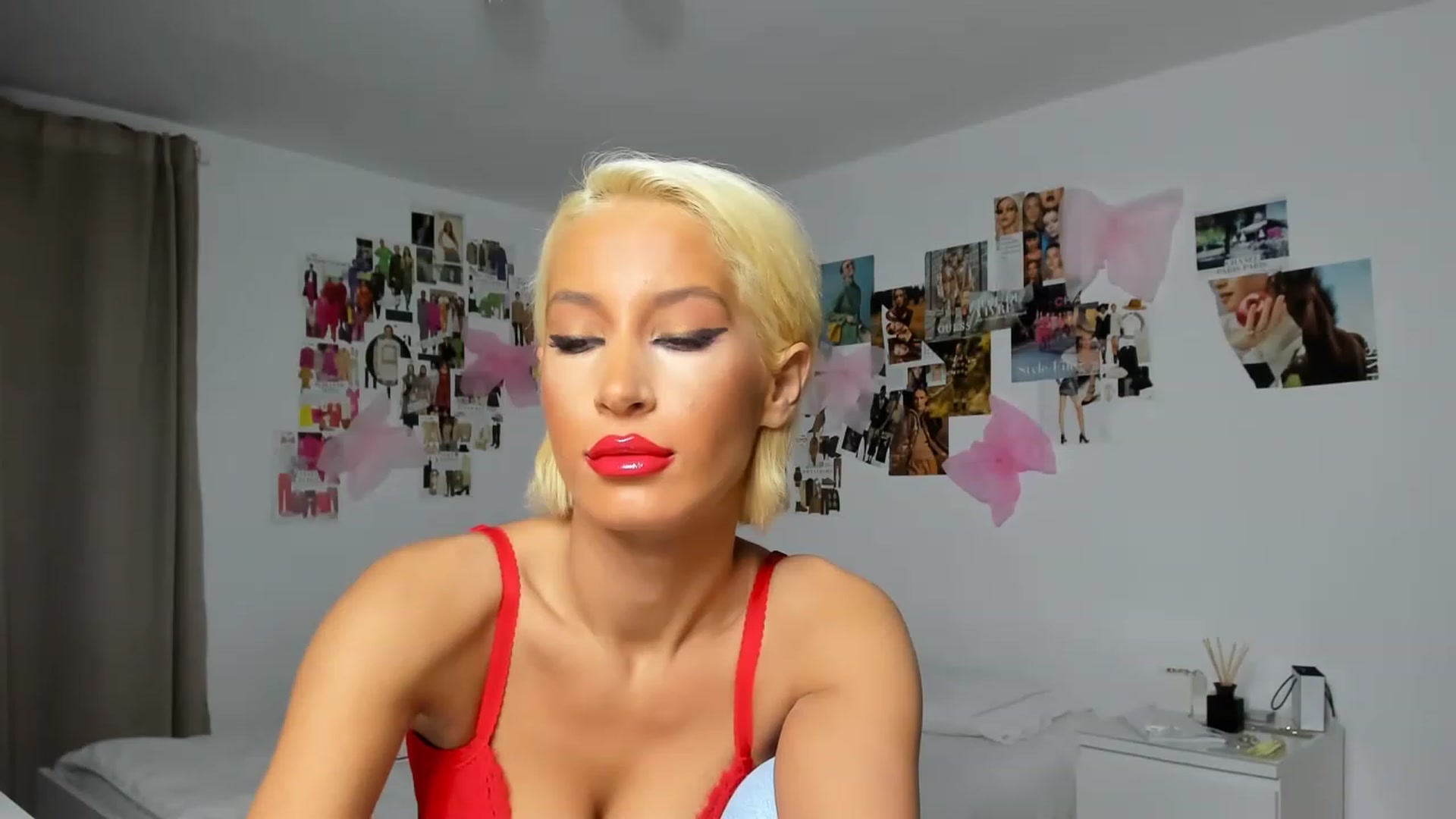 Gallery image thumbnail from Qarinah's myfreecams stream on, 12/24/2022, 20:05 image 4 of 20