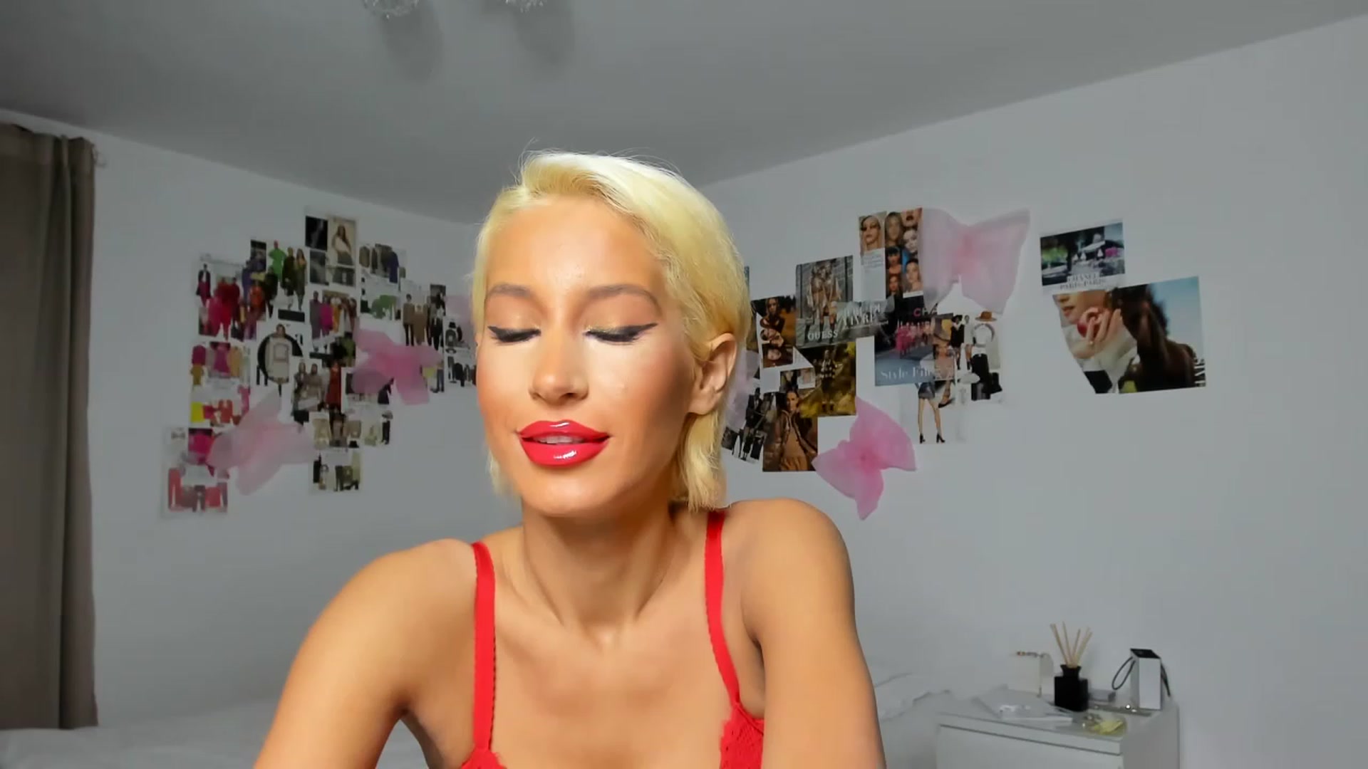 Gallery image thumbnail from Qarinah's myfreecams stream on, 12/24/2022, 20:05 image 11 of 20