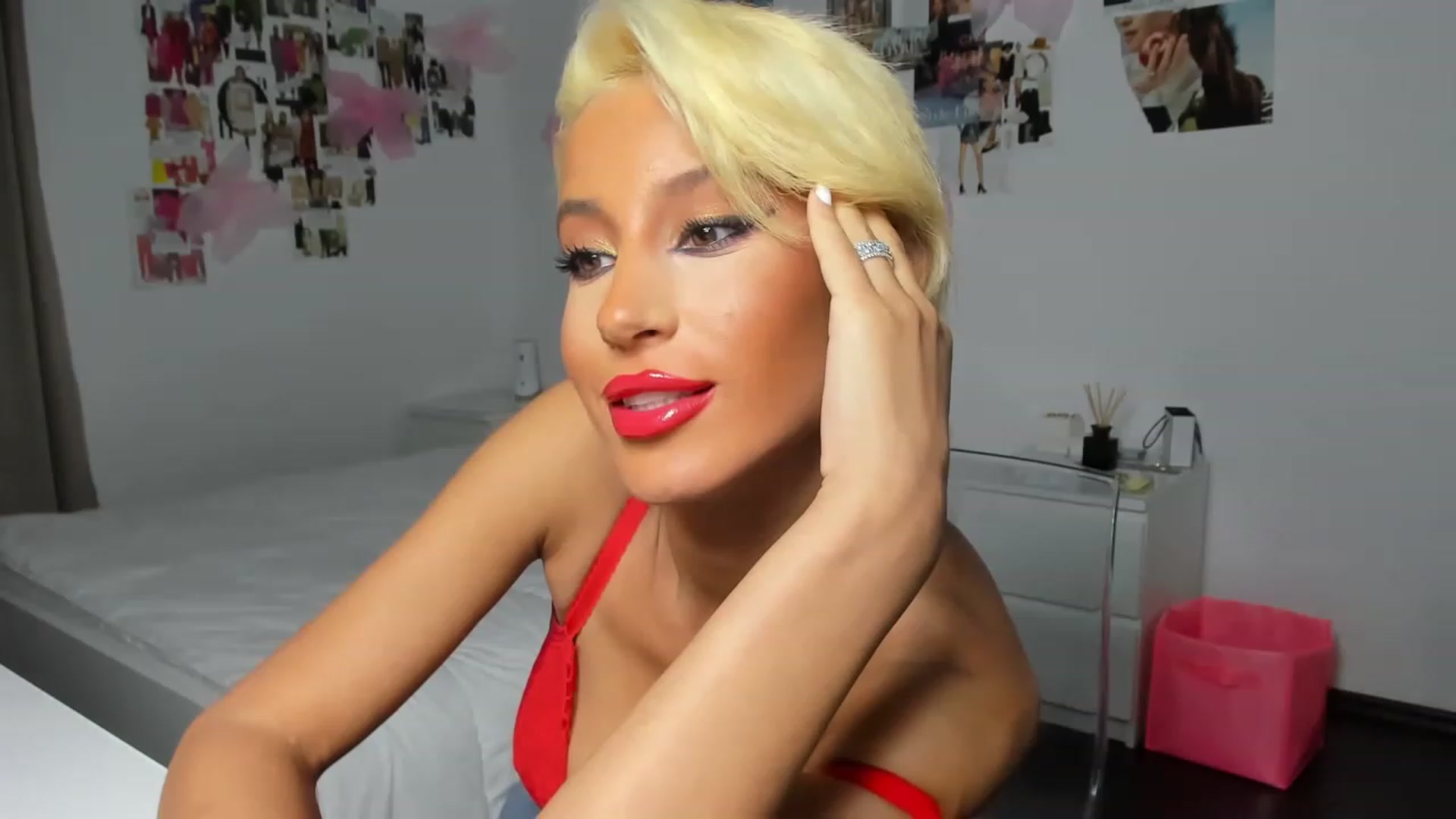 Gallery image thumbnail from Qarinah's myfreecams stream on, 12/24/2022, 21:14 image 14 of 20