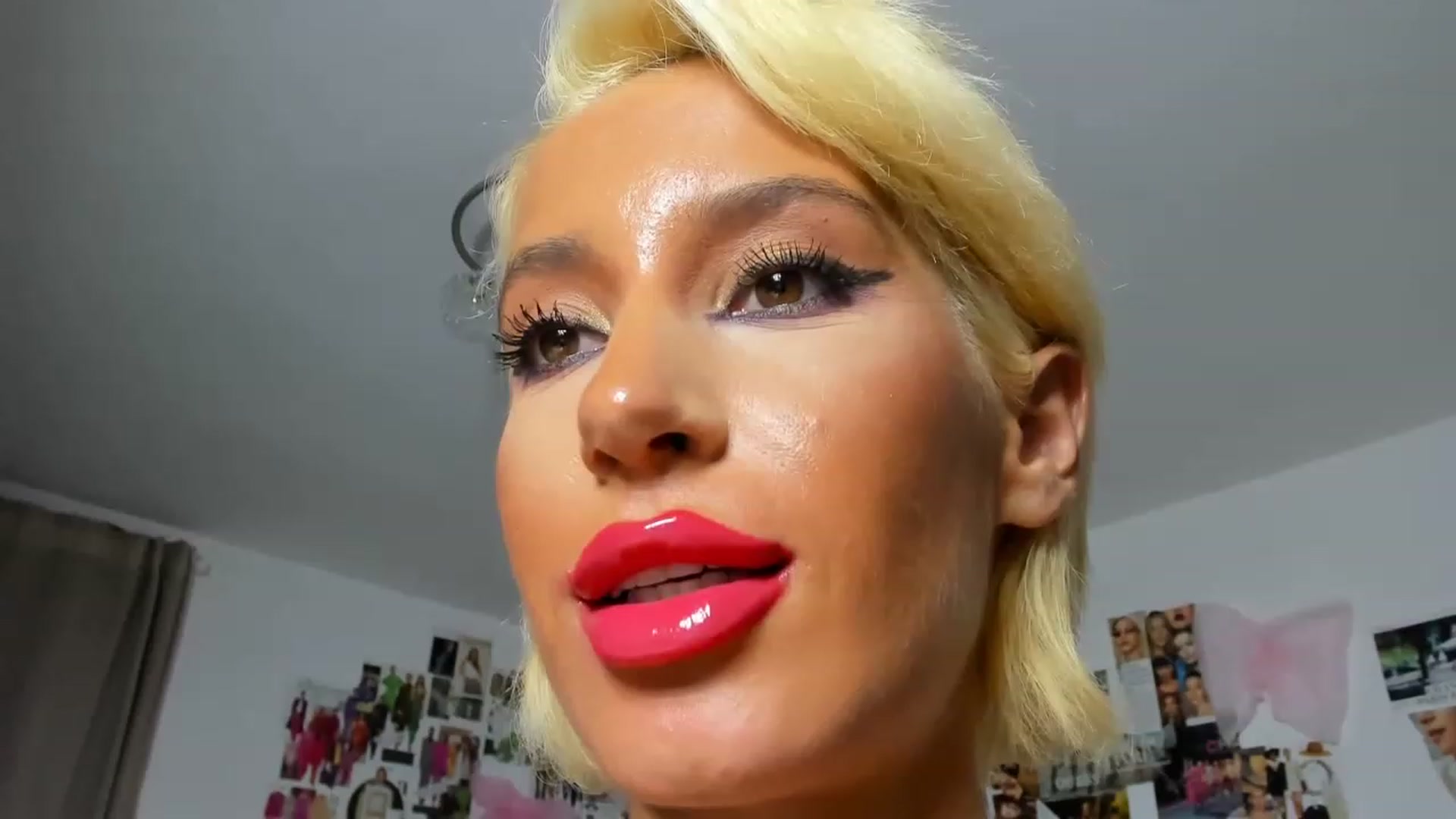 Gallery image thumbnail from Qarinah's myfreecams stream on, 12/25/2022, 05:41 image 17 of 20