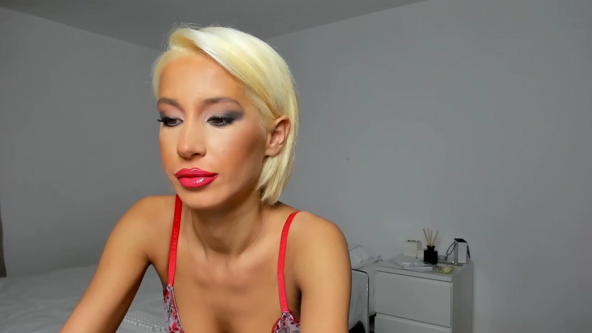 Gallery image thumbnail from Qarinah's myfreecams stream on, 12/25/2022, 22:04 image 1 of 20