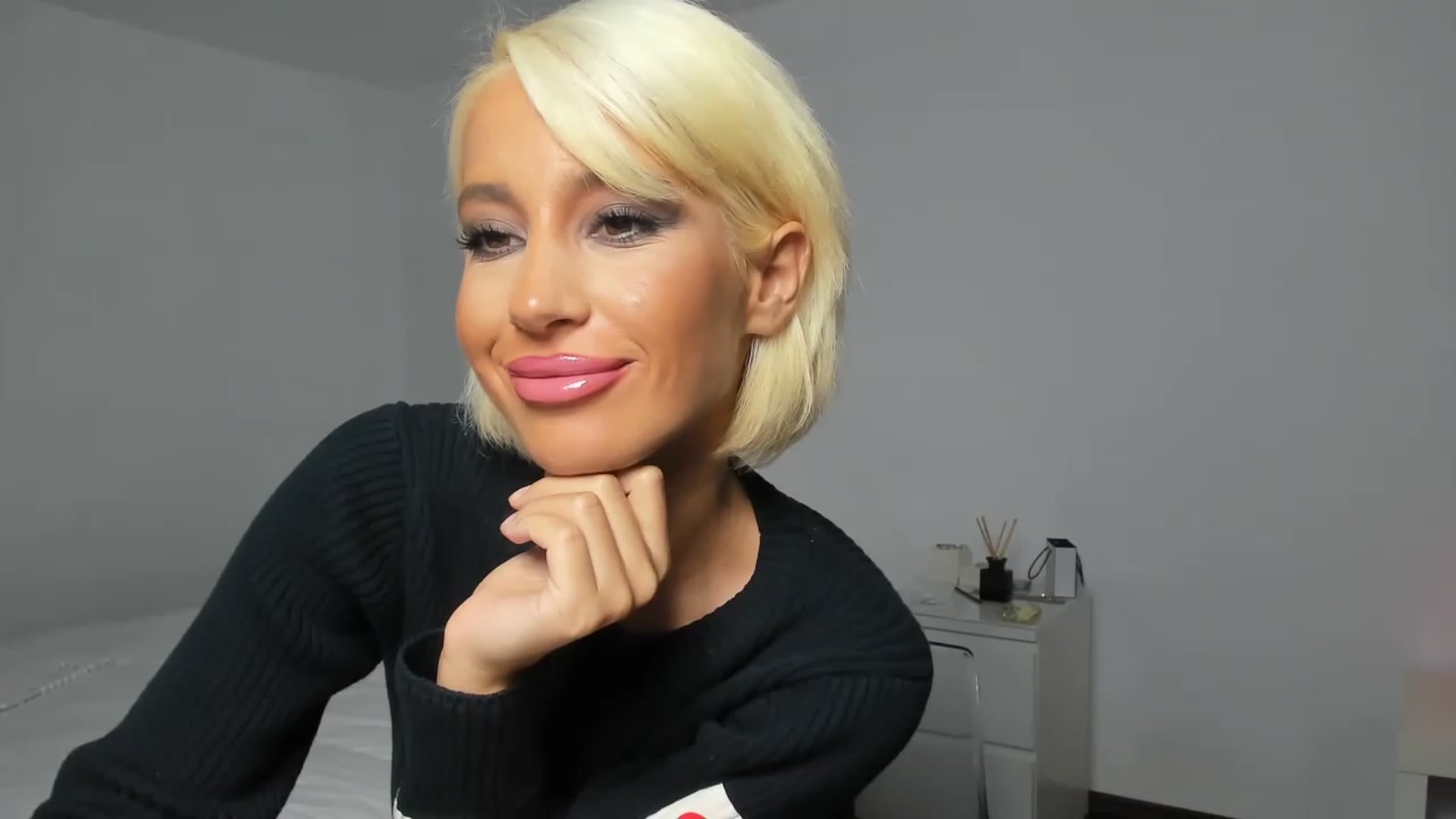 Gallery image thumbnail from Qarinah's myfreecams stream on, 12/27/2022, 02:02 image 3 of 20