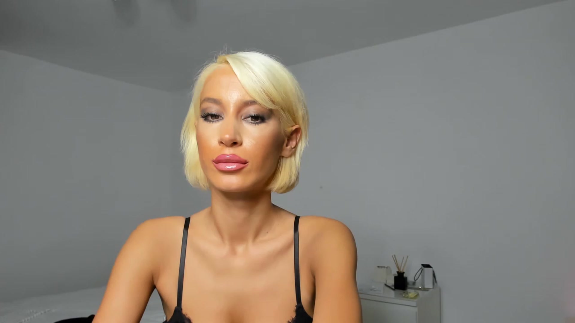 Gallery image thumbnail from Qarinah's myfreecams stream on, 12/27/2022, 04:26 image 5 of 20
