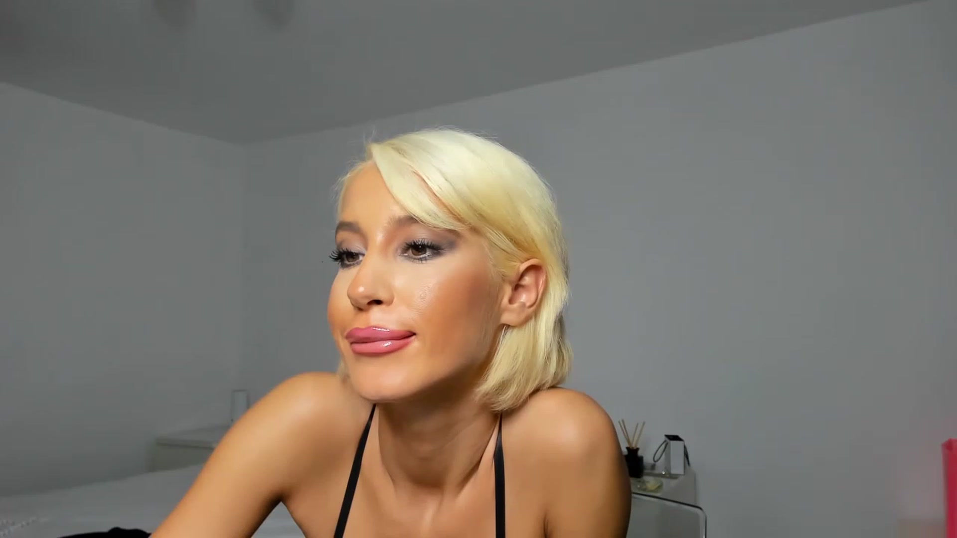 Gallery image thumbnail from Qarinah's myfreecams stream on, 12/27/2022, 04:26 image 19 of 20