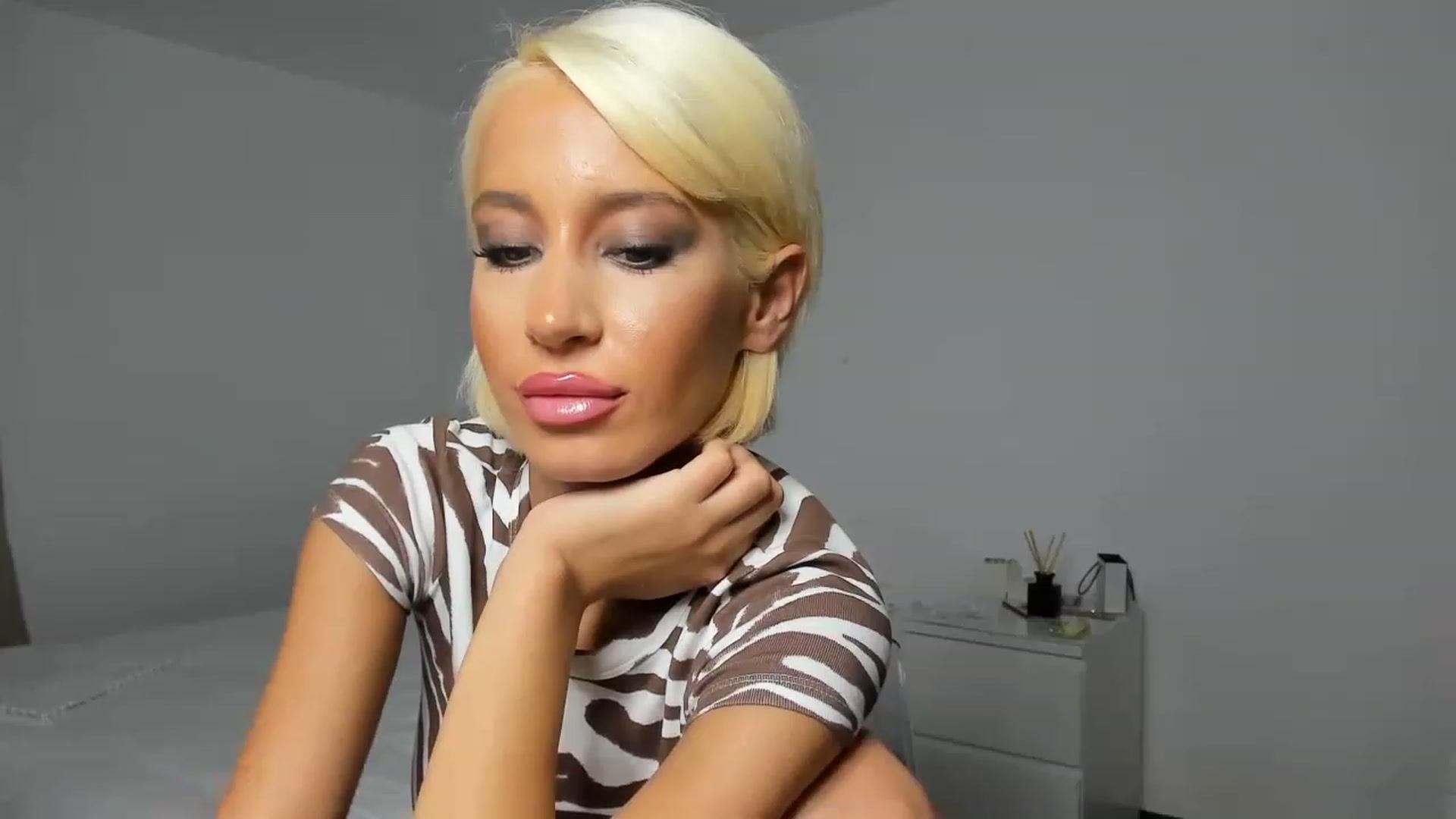 Gallery image thumbnail from Qarinah's myfreecams stream on, 12/27/2022, 08:23 image 3 of 20