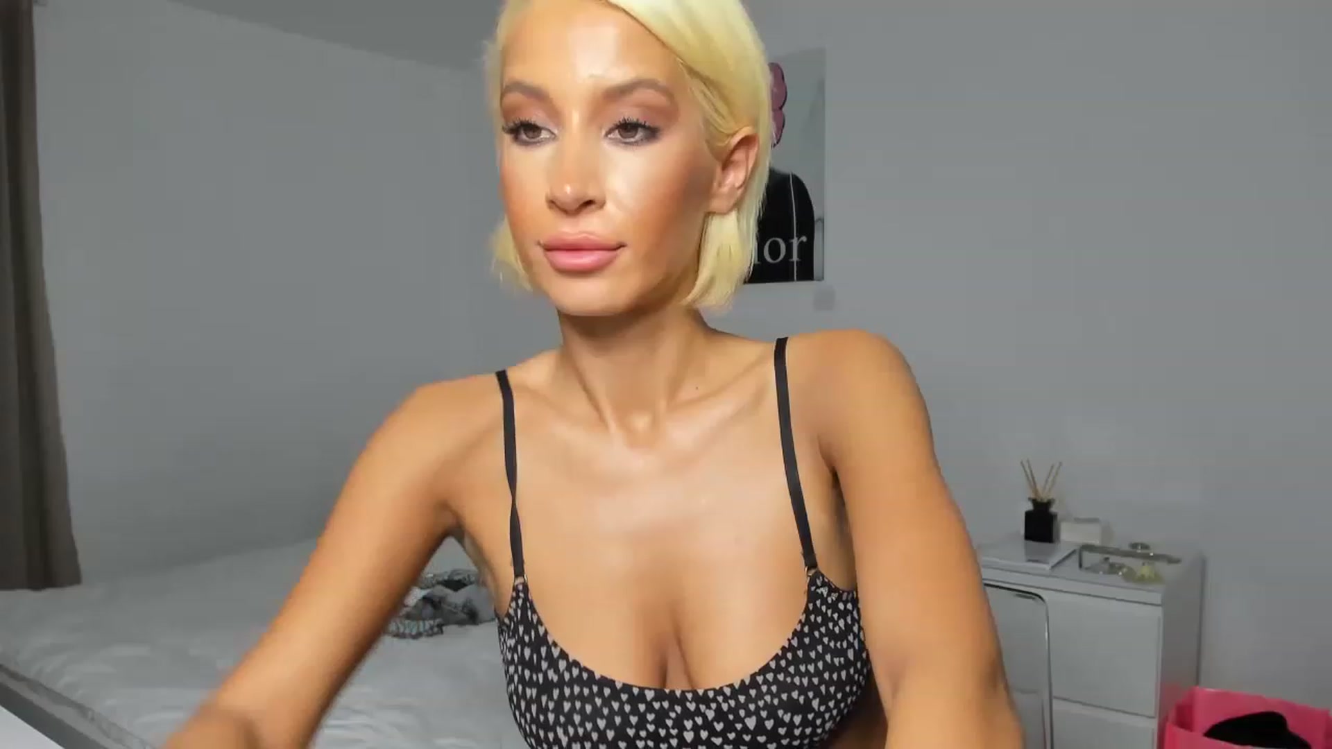 Gallery image thumbnail from Qarinah's myfreecams stream on, 01/04/2023, 07:06 image 2 of 20