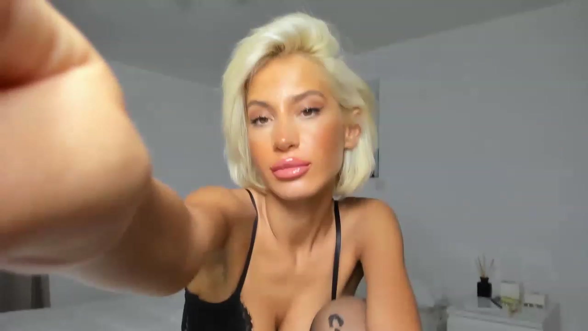 Gallery image thumbnail from Qarinah's myfreecams stream on, 01/16/2023, 24:04 image 7 of 20