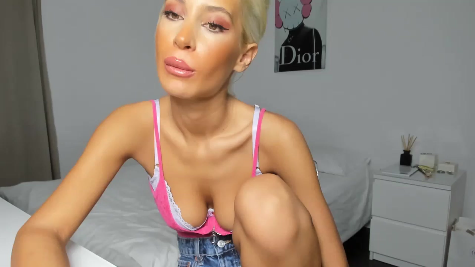 Gallery image thumbnail from Qarinah's myfreecams stream on, 01/18/2023, 23:53 image 17 of 20
