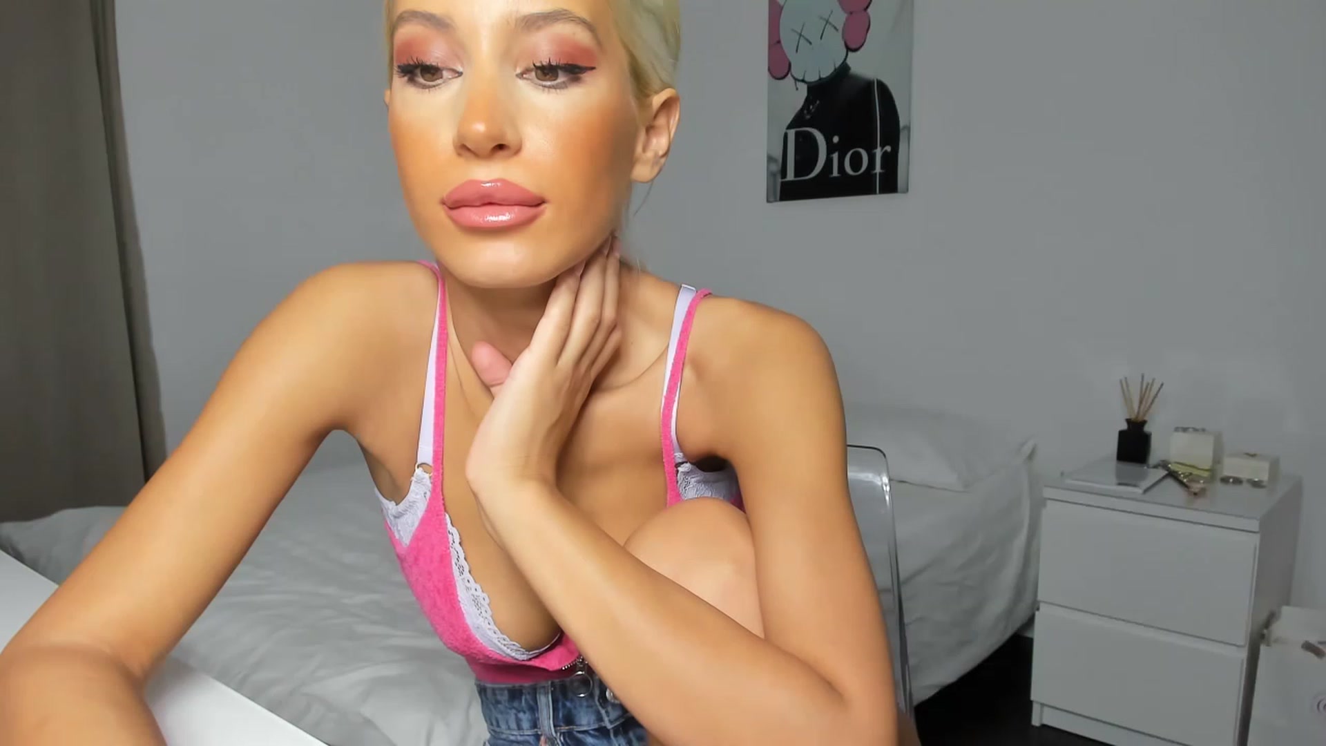 Gallery image thumbnail from Qarinah's myfreecams stream on, 01/18/2023, 23:53 image 19 of 20