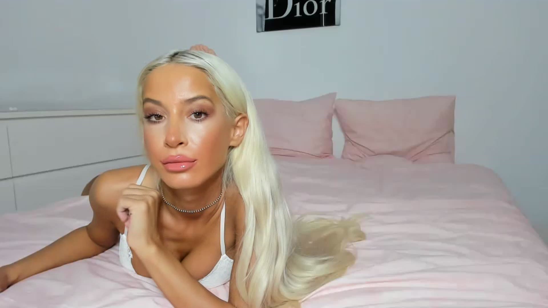 Gallery image thumbnail from Qarinah's myfreecams stream on, 02/19/2023, 23:22 image 11 of 20