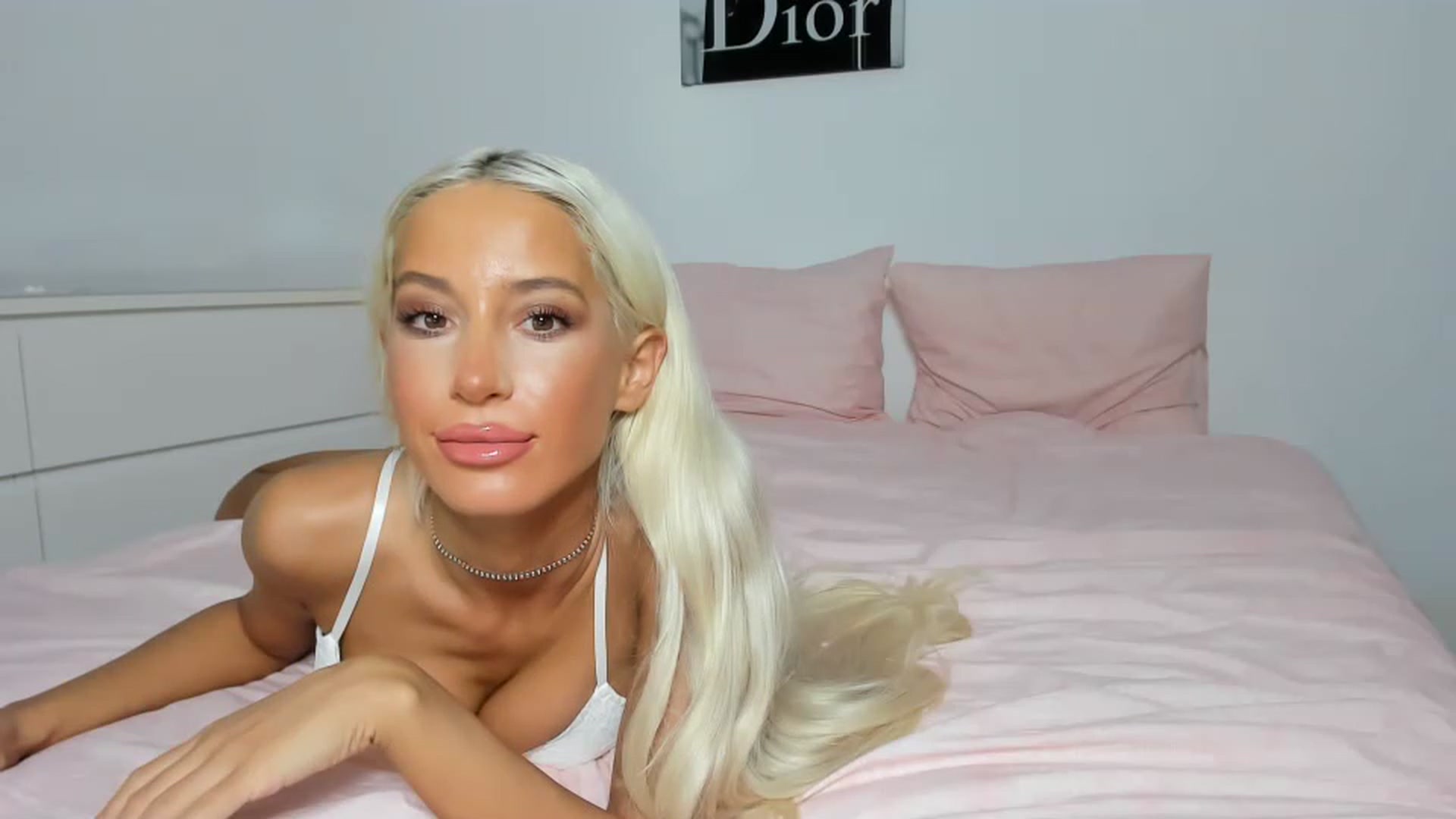 Gallery image thumbnail from Qarinah's myfreecams stream on, 02/19/2023, 23:22 image 8 of 20