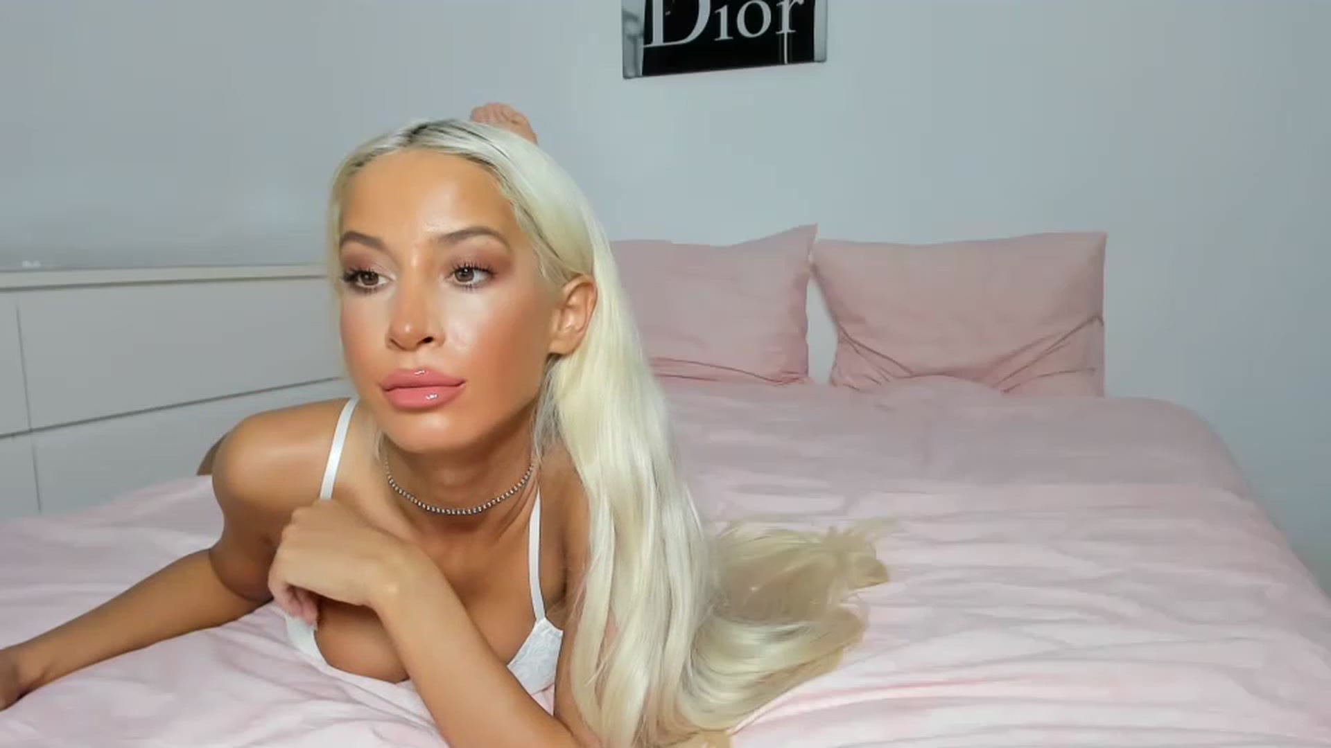 Gallery image thumbnail from Qarinah's myfreecams stream on, 02/19/2023, 23:22 image 10 of 20