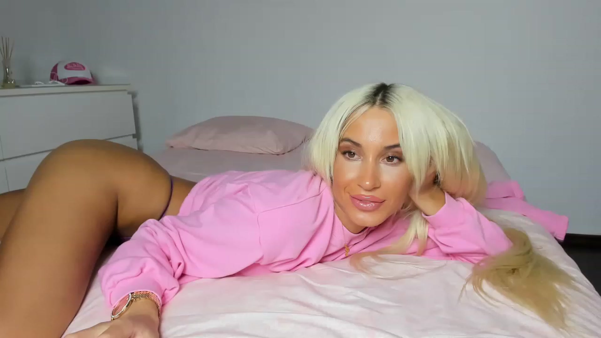 Gallery image thumbnail from Qarinah's myfreecams stream on, 03/09/2023, 03:28 image 9 of 20