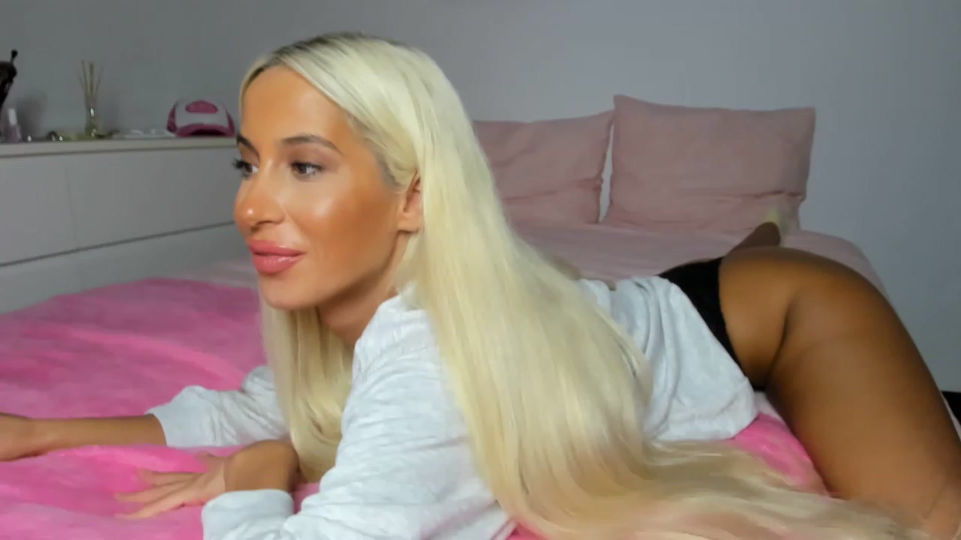 Gallery image thumbnail from Qarinah's myfreecams stream on, 03/10/2023, 24:51 image 13 of 20