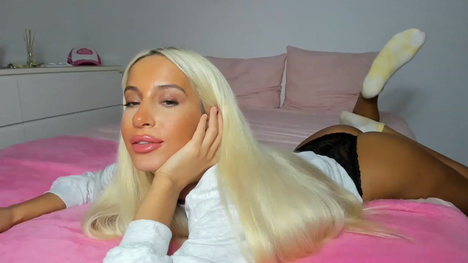 Gallery image thumbnail from Qarinah's myfreecams stream on, 03/10/2023, 24:51 image 14 of 20