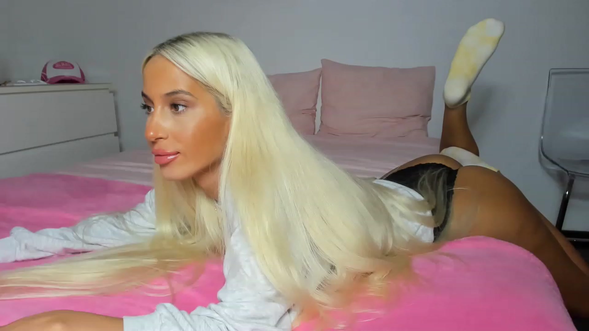 Gallery image thumbnail from Qarinah's myfreecams stream on, 03/10/2023, 24:51 image 12 of 20