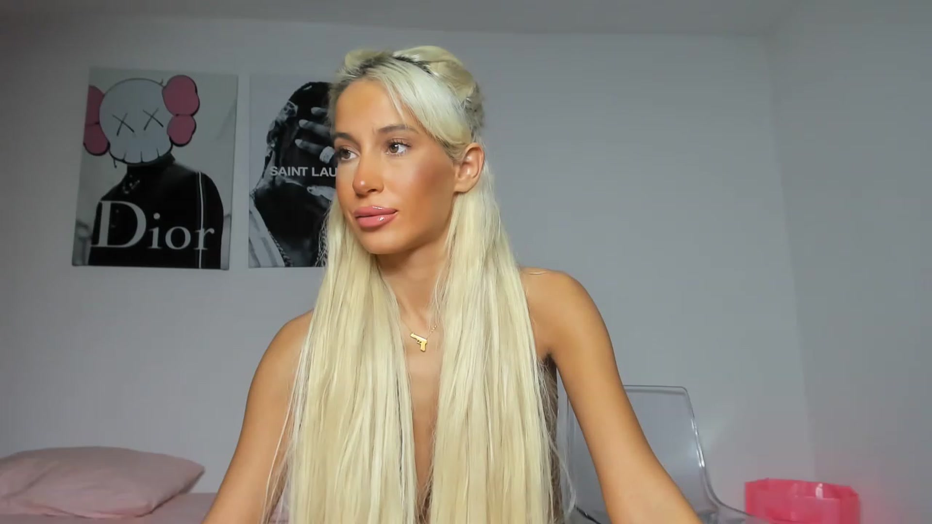 Gallery image thumbnail from Qarinah's myfreecams stream on, 03/11/2023, 24:54 image 9 of 20