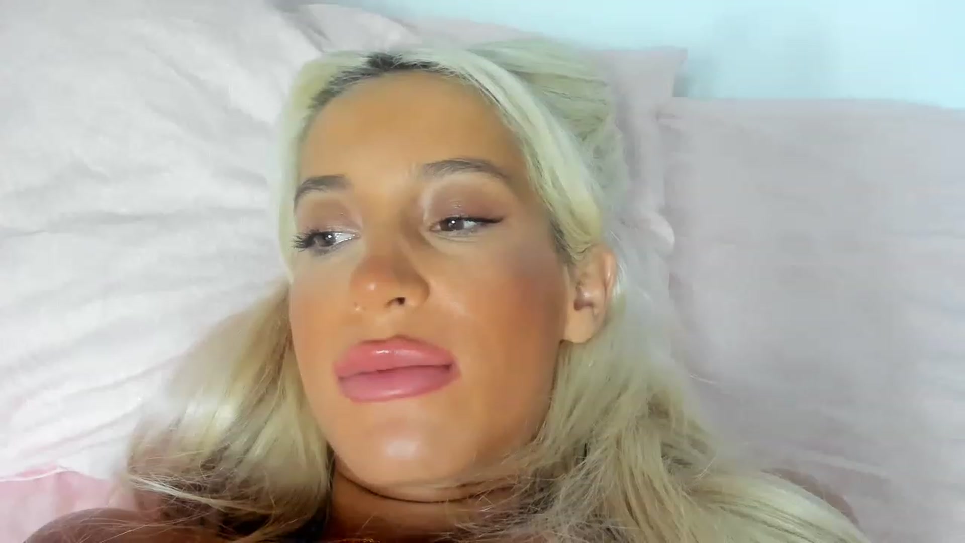 Gallery image thumbnail from Qarinah's myfreecams stream on, 03/11/2023, 04:08 image 18 of 20