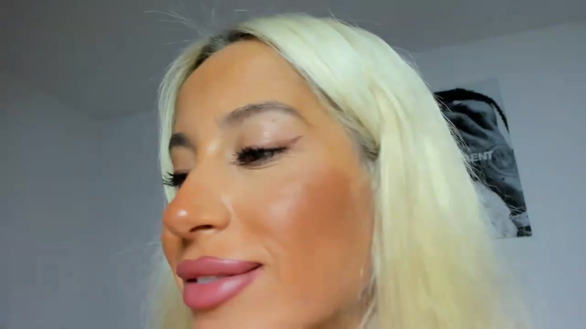 Gallery image thumbnail from Qarinah's myfreecams stream on, 03/13/2023, 01:13 image 6 of 20