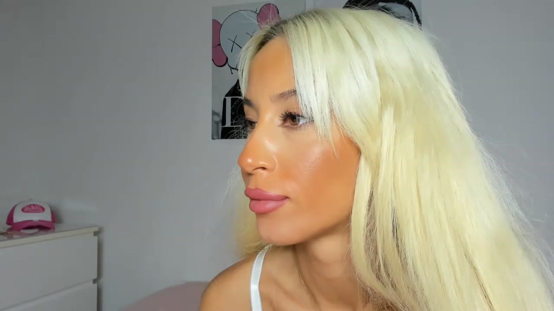 Gallery image thumbnail from Qarinah's myfreecams stream on, 03/13/2023, 01:13 image 16 of 20