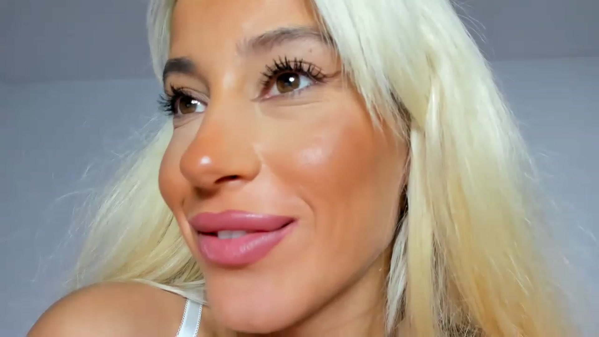 Gallery image thumbnail from Qarinah's myfreecams stream on, 03/13/2023, 01:13 image 12 of 20