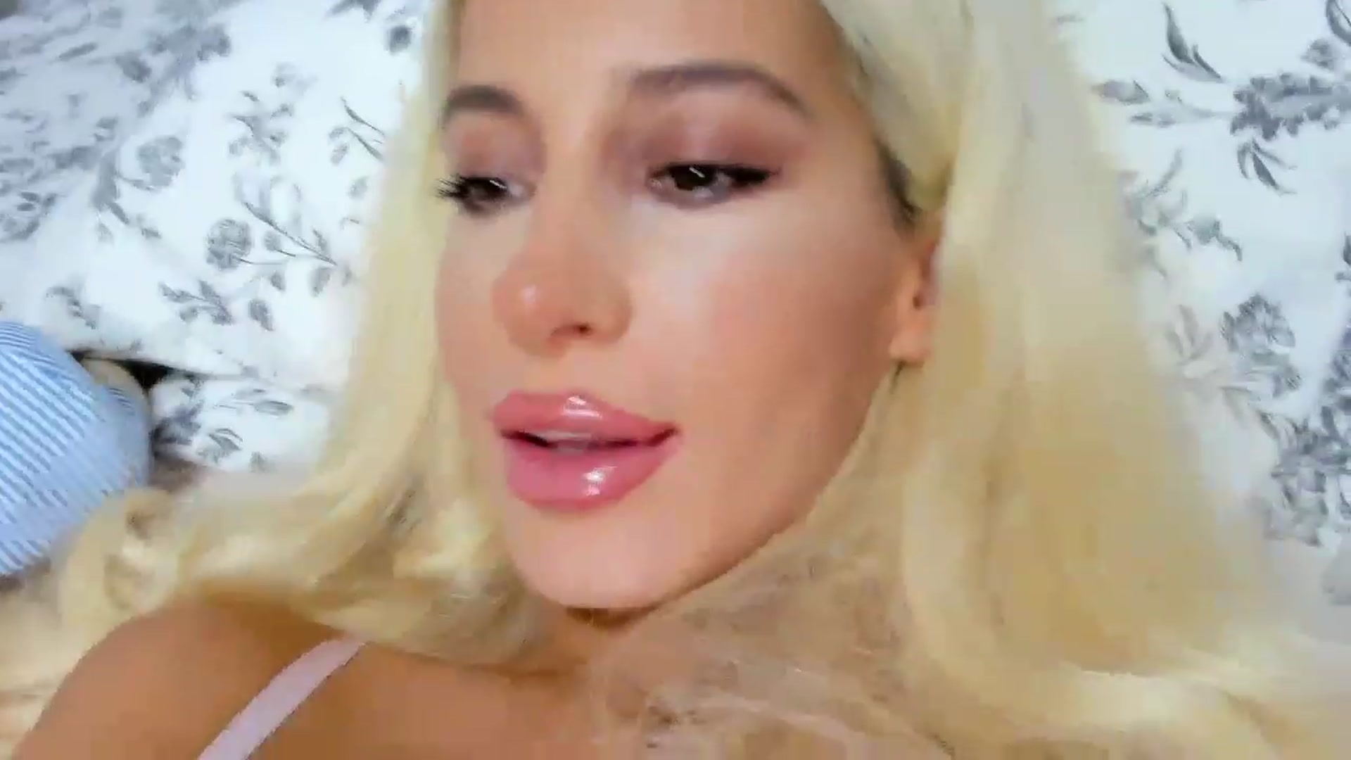 Gallery image thumbnail from Qarinah's myfreecams stream on, 03/18/2023, 02:43 image 7 of 20