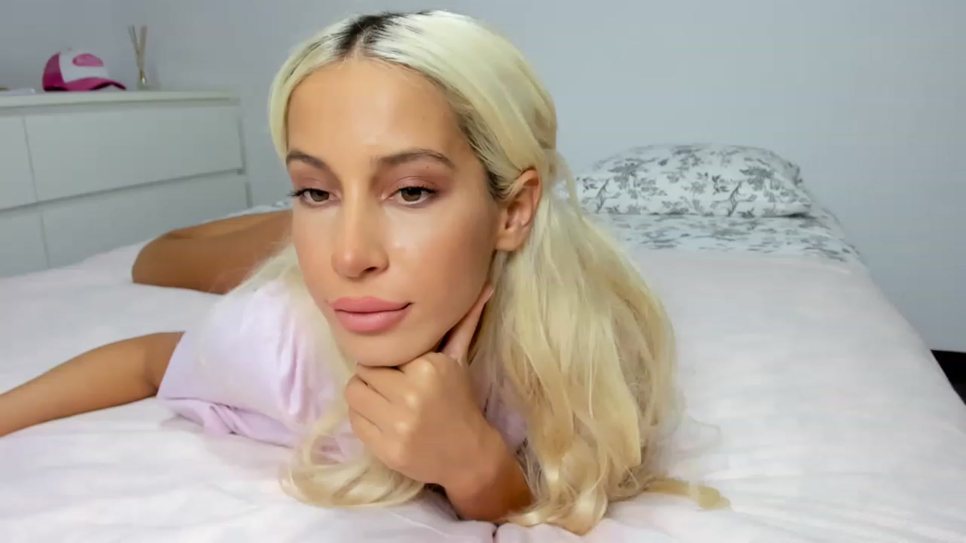 Gallery image thumbnail from Qarinah's myfreecams stream on, 03/19/2023, 02:35 image 13 of 20